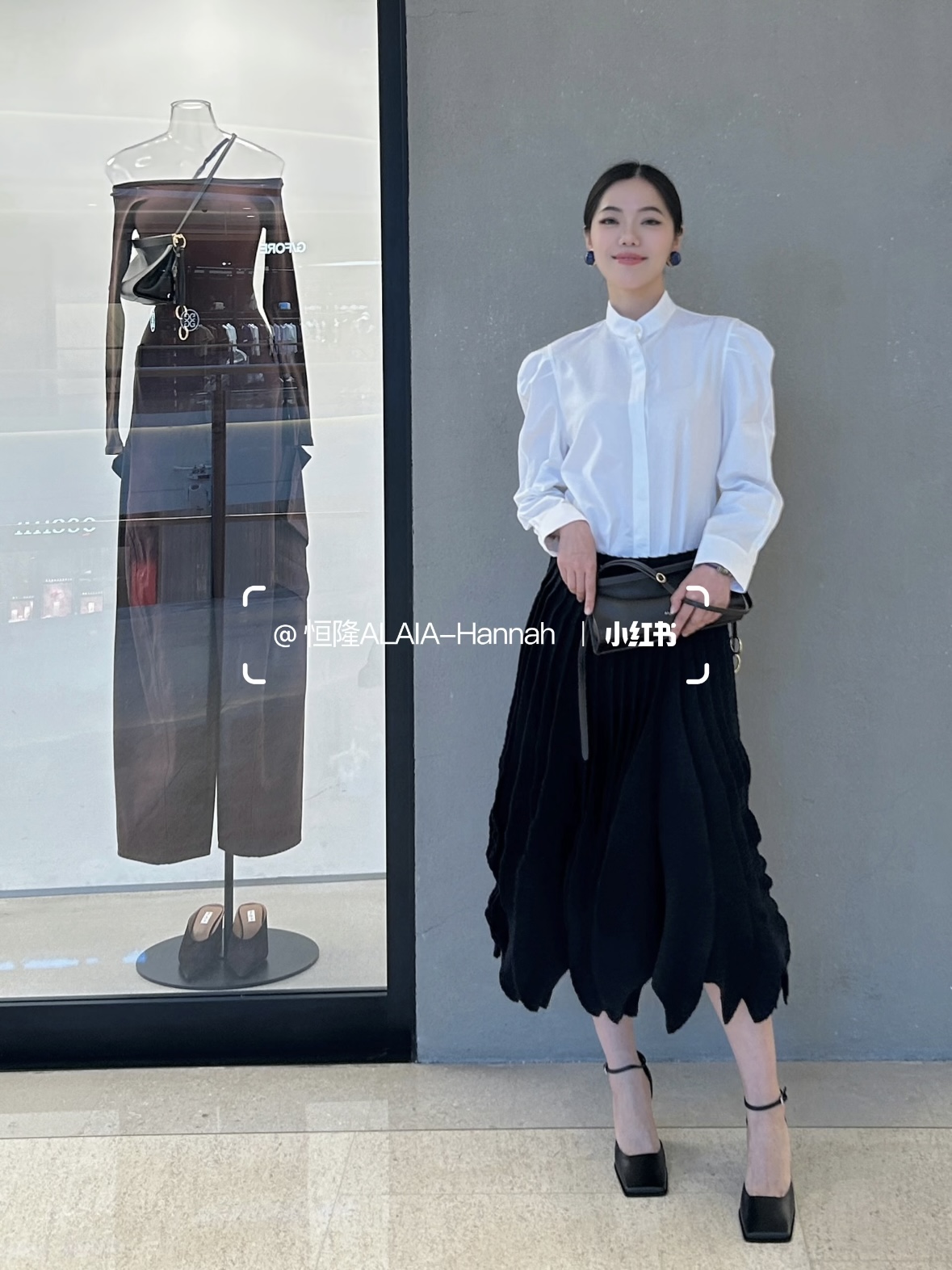 NO:536305,#D'Orsay square-toe high heels, paired with a thick heel design, slightly extending backwards, and covered with proportional leather; decorated with adjustable ankle straps; high heels19860909#D'Orsay方头高跟鞋,搭配粗跟设计略微向后延伸,并包覆相称的皮革;饰以可调节踝部饰带;,高跟鞋单鞋,high heels,Women's Shoes