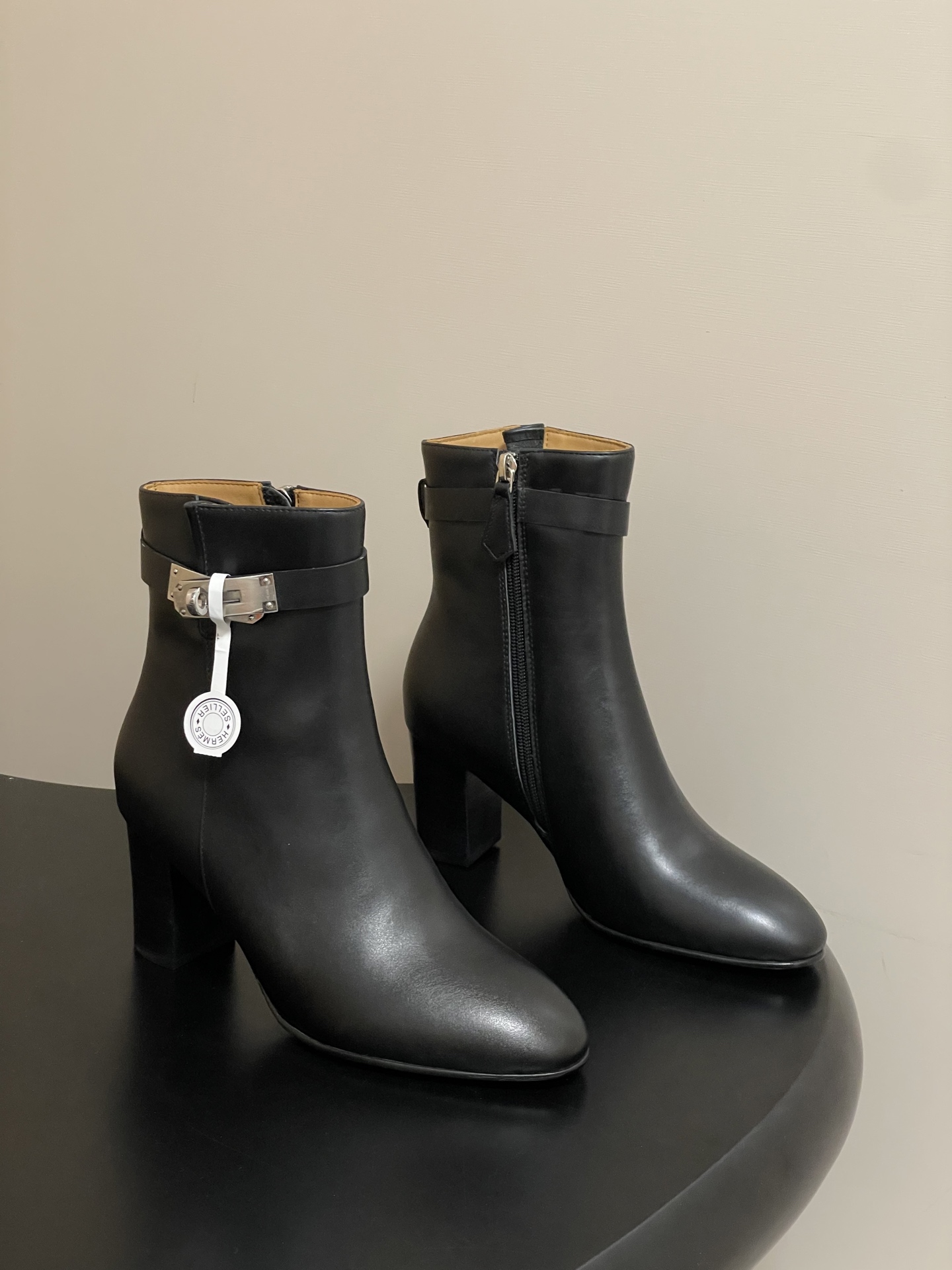 NO:543439,- Top quality Hermes 25Fw autumn and winter new style H Home Saint Germain ankle boots series classic Kelly button leather short boots side zipper high heel boots Every detail shows extraordinary quality. The iconic Kelly button embellishes the boot surface, shining metallic luster, smooth lines, exquisite and luxurious texture. Continuing the classic legend, it is a symbol of Hermes taste. Whether it is urban streets or outdoor walks, the boot stem is just right, fits the ankles. Modify the leg lines to make the legs look slim and long, and match it with jeans to make it easy to match with various styles of clothing. It is a versatile fashion item in all seasons. Cowhide upper, cowhide inner footbed, cowhide heel height 7.5cm, Italian double-layer leather sole, Italian double-layer leather sole, Italian double-layer leather sole  35-39 (40.41 custom made without return), boots, hermes, hermes, saint laurent, boots, skirts, jeans, cowhide, Leather soles19860909-顶级品质 Hermes 爱马仕 25Fw秋冬新款 H家 Saint Germain及踝靴系列经典Kelly扣皮面短靴侧拉链高跟短靴 每一处细节都彰显非凡品质.标志性Kelly扣点缀于靴面 闪耀金属光泽,流畅线条 精致尽显奢华质感.延续经典传奇 是爱马仕品味象征.无论是都市街道还是户外漫步都稳健自在,靴筒高度恰到好处 贴合脚踝.修饰腿部线条显腿瘦显腿长,搭配牛仔裤 干练随性；搭配连衣裙 优雅迷人轻松适配各种风格服装 是四季百搭时尚单品. 鞋面牛皮 内里垫脚牛皮 跟高7.5cm 鞋底意大利双层真皮大底 码数35-39（40.41定做不退换）,靴子,hermes,hermes,saint laurent,boots,skirts,jeans,cowhide,Leather soles,Women's Shoes