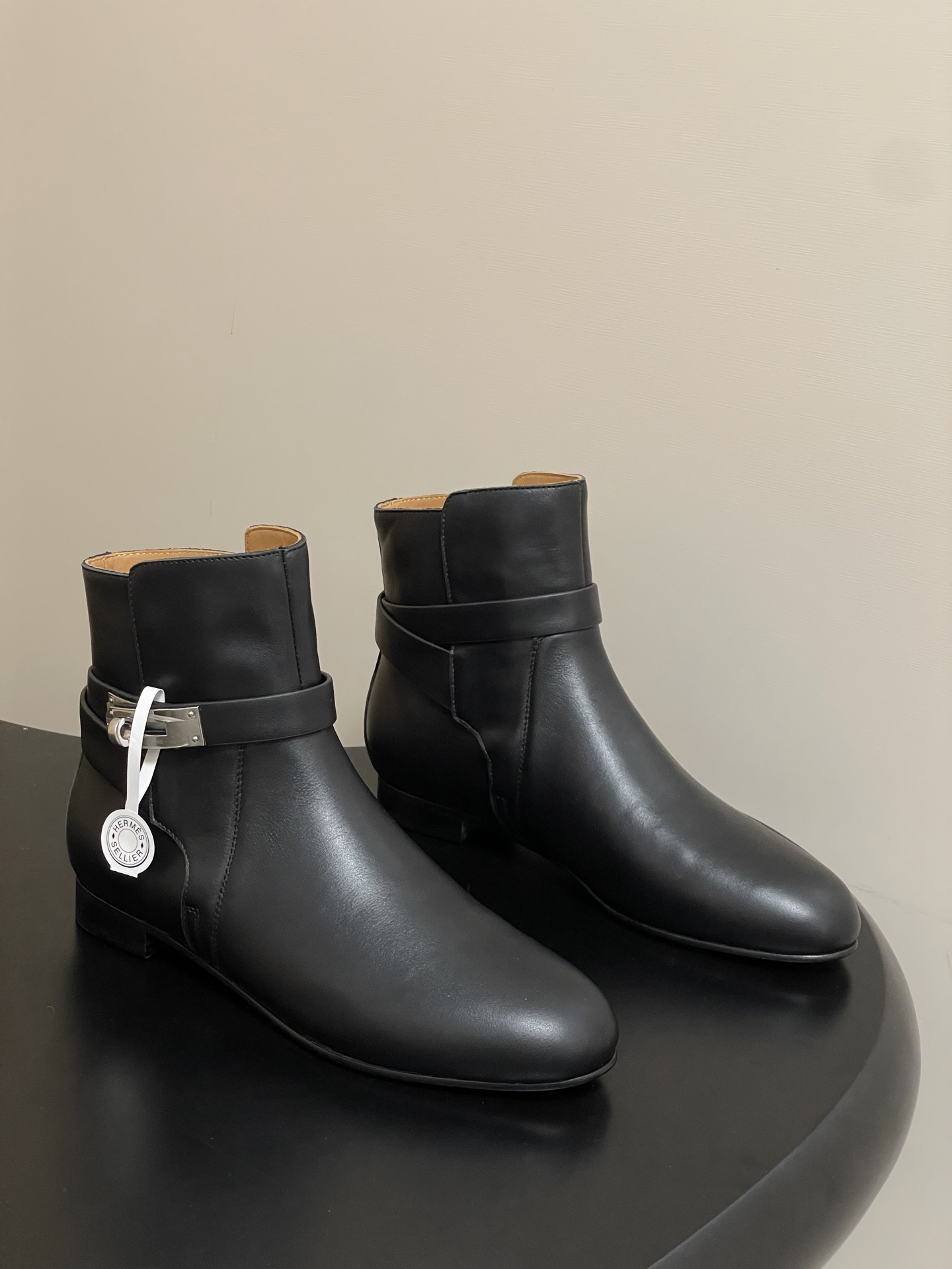 NO:543441,- Top quality Hermes 25Fw autumn and winter new H Family Neo ankle boots series classic Kelly button leather short boots side zipper high heel boots Every detail shows extraordinary quality. The iconic Kelly button embellishes the boot surface, shining metallic luster, smooth lines, exquisite and luxurious texture. Continuing the classic legend, it is a symbol of Hermes taste. Whether it is urban streets or outdoor walks, it is stable and comfortable, and the boot stem is just right to fit the ankles. Modify the leg lines to make the legs look slim and long, and match it with jeans to make it easy to match with various styles of clothing. It is a versatile fashion item in all seasons. Cowhide upper, cowhide inner footbed, cowhide soles Italian double-layer leather sole Italian double-layer leather sole  Number of codes 35-39 (40.41 custom made without return), boots, hermes, hermes, boots, skirts, jeans, cowhide, Leather soles19860909-顶级品质 Hermes 爱马仕 25Fw秋冬新款 H家 Neo及踝靴系列经典Kelly扣皮面短靴侧拉链高跟短靴 每一处细节都彰显非凡品质.标志性Kelly扣点缀于靴面 闪耀金属光泽,流畅线条 精致尽显奢华质感.延续经典传奇 是爱马仕品味象征.无论是都市街道还是户外漫步都稳健自在,靴筒高度恰到好处 贴合脚踝.修饰腿部线条显腿瘦显腿长,搭配牛仔裤 干练随性；搭配连衣裙 优雅迷人轻松适配各种风格服装 是四季百搭时尚单品. 鞋面牛皮 内里垫脚牛皮 鞋底意大利双层真皮大底 码数35-39（40.41定做不退换）,靴子,hermes,hermes,boots,skirts,jeans,cowhide,Leather soles,Women's Shoes