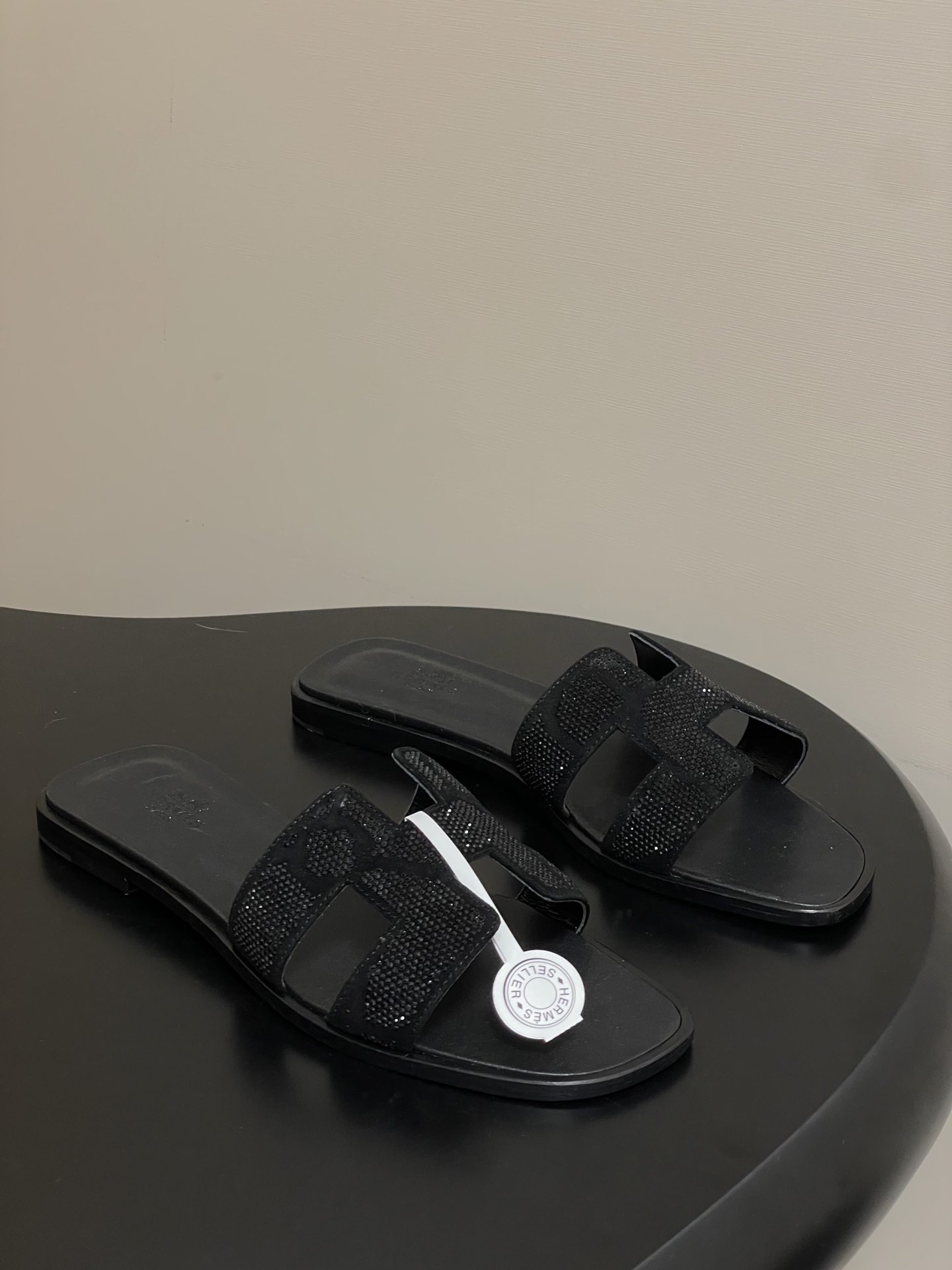 NO:536930,- Top quality (with high-end aircraft box) Hermes Oran diamond-faced H-slipper series H-home hot diamond H-upper classic flat/thick-heel sandals are all equipped with two H-home scarves. Classic H-shaped upper, decorated with 'Arcane' rhinestone pattern. Fashionable and versatile, super comfortable. Every detail is ultimate. The design is simple and smooth, creating a fashionable and soft evening dress shape. The upper is delicate, with a foot-up inside sheepskin sole Italian A-grade leather outsole Heel high flat/5cm Size 35-39 (40.41.42 Custom made without return or exchange), slippers, hermes, hermes, sandals, slippers, sheepskin, sheep, Leather soles19860909-顶级品质（配高档飞机盒） Hermes 爱马仕 Oran钻面H拖凉鞋系列 H家烫钻H鞋面经典平底/粗跟凉拖鞋 均配有两条H家系列丝巾 经典 H 型鞋面,饰有“Arcane”水钻图案.时尚又百搭 超级舒服 每个细节都做到极致.设计简约流畅,打造时尚柔美的晚装造型. 鞋面细腻羊猄皮 内里垫脚羊皮 鞋底意大利A级真皮大底 跟高平底/5cm 码数35-39（40.41.42定做不退换）,拖鞋,hermes,hermes,sandals,slippers,sheepskin,sheep,Leather soles,Women's Shoes