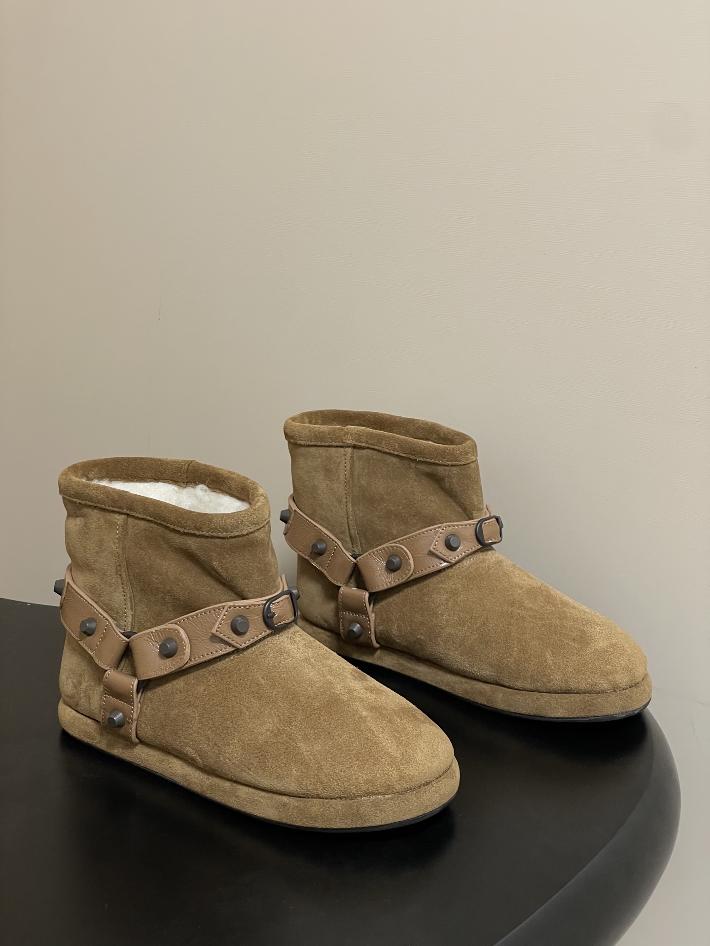 NO:558674,-Top quality 25Ss new autumn and winter Balenciaga snow boots, riveted wool slip-on boots, Balenciaga's 2025 autumn and winter suede snow boots, directly understand the 'cool' and 'warm'!  The black suede has a delicate texture, and the velvet lining locks in the warmth in winter. The coolest thing is the rivet belt design. The metallic rivets are paired with an old leather belt, which brings a sense of street cool. The one-leg design is also very convenient. This magical operation that combines the warmth of snow boots with the personality of rivets can only be mastered by Balenciaga. Players who are afraid of the cold and love fashion, this wave is not a real loss, after all, they can wear snow boots to make them look street-friendly.  Cow nubuck upper, real wool lining, molded rubber outsole, size 35-39 (40.41 custom made, non-refundable), snow boots, balenciaga, balenciaga, boots, chamois leather19860909-顶级品质 25Ss秋冬新款Balenciaga巴黎世家雪地靴 铆钉羊毛一脚蹬短靴 巴黎世家这波2025秋冬麂皮雪地靴,直接把“酷”和“暖”玩明白了！ 黑色麂皮质感细腻,内里加绒把冬日温暖死死锁住.最酷的是铆钉皮带设计,金属质感的铆钉搭配做旧皮带,街头酷感拉满,一脚蹬设计还贼方便. 这种把雪地靴的保暖和铆钉的个性融合的神操作,也就巴黎世家能驾驭.怕冷又爱潮的玩家们,这波不冲真的亏,毕竟能把雪地靴穿出炸街感的 鞋面牛磨砂 内里垫脚真羊毛 鞋底开模橡胶大底 码数35-39（40.41定做不退换）,雪地靴,balenciaga,balenciaga,boots,chamois leather,Women's Shoes