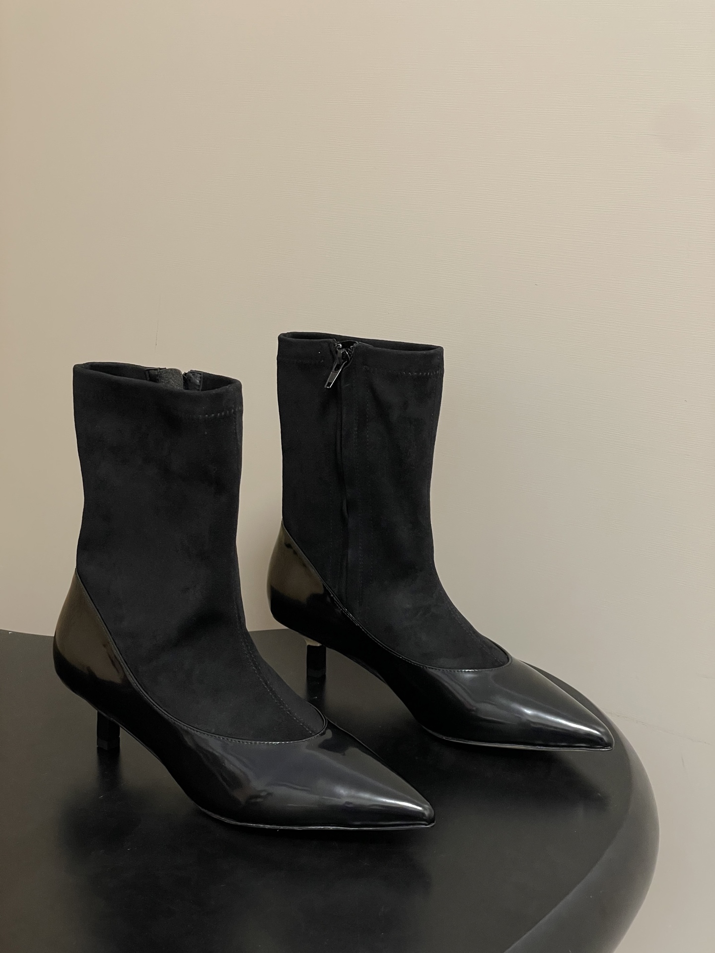 NO:558683,- Jacquemus25Fw new autumn and winter stretch knitted spliced pointed toe stiletto socks boots kitten heel booties side zipper elastic short boots. The splicing process of the two materials is fine, and the color transition is natural, which enhances the layering of the overall design. The pointed toe is neat and elegant, and the stiletto heel enhances the female elegance. The short boot shape can be well connected with trousers or skirts, and can be worn in a wide range of scenarios. Create a retro and casual casual style, highlighting the gentle and mature feminine charm.  Open edge beaded cowhide stitching knitted boot shaft, sheepskin lining, Italian genuine leather outsole, heel height 4cm, size 35-39 (40.41 custom made, non-refundable), boots, boots, skirts, cowhide, sheepskin, Leather soles, socks19860909- Jacquemus25Fw秋冬新款弹力针织拼接尖头细跟袜子靴猫跟短靴侧拉链弹力短靴 两种材质的拼接工艺精细,色彩过渡自然,提升整体设计的层次感.尖头鞋头利落大气,细跟增强女性优雅气质,短筒靴型能很好地衔接裤装或裙装,穿着场景广泛. 打造复古又随性的休闲风格,凸显温柔轻熟的女性魅力. 鞋面开边珠牛皮拼接针织靴筒 内里垫脚羊皮 鞋底意大利真皮大底 跟高4cm 码数35-39（40.41定做不退换）,靴子,boots,skirts,cowhide,sheepskin,Leather soles,socks,Women's Shoes