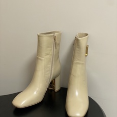 25Ss秋冬新款Dior 迪奥D-Art 带跟靴子系列金属字母跟及踝靴松紧粗跟短靴CD字母侧拉链短靴 这款 D-Art 25Ss秋冬新款Dior 迪奥D-Art 带跟靴子系列金属字母跟及踝靴松紧粗跟短靴CD字母侧拉链短靴 这款 D-Art