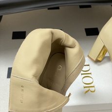 25Ss秋冬新款Dior 迪奥D-Art 带跟靴子系列金属字母跟及踝靴松紧粗跟短靴CD字母侧拉链短靴 这款 D-Art 25Ss秋冬新款Dior 迪奥D-Art 带跟靴子系列金属字母跟及踝靴松紧粗跟短靴CD字母侧拉链短靴 这款 D-Art
