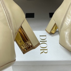 25Ss秋冬新款Dior 迪奥D-Art 带跟靴子系列金属字母跟及踝靴松紧粗跟短靴CD字母侧拉链短靴 这款 D-Art 25Ss秋冬新款Dior 迪奥D-Art 带跟靴子系列金属字母跟及踝靴松紧粗跟短靴CD字母侧拉链短靴 这款 D-Art