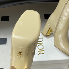 25Ss秋冬新款Dior 迪奥D-Art 带跟靴子系列金属字母跟及踝靴松紧粗跟短靴CD字母侧拉链短靴 这款 D-Art 25Ss秋冬新款Dior 迪奥D-Art 带跟靴子系列金属字母跟及踝靴松紧粗跟短靴CD字母侧拉链短靴 这款 D-Art
