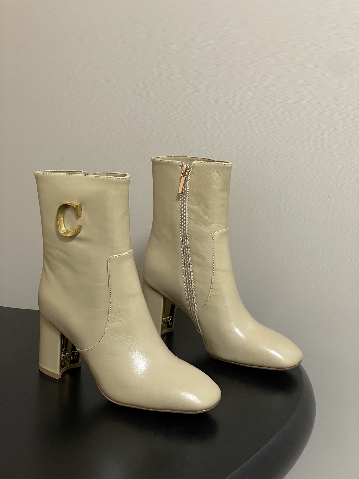 25Ss秋冬新款Dior 迪奥D-Art 带跟靴子系列金属字母跟及踝靴松紧粗跟短靴CD字母侧拉链短靴 这款 D-Art 