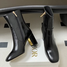 25Ss秋冬新款Dior 迪奥D-Art 带跟靴子系列金属字母跟及踝靴松紧粗跟短靴CD字母侧拉链短靴 这款 D-Art 25Ss秋冬新款Dior 迪奥D-Art 带跟靴子系列金属字母跟及踝靴松紧粗跟短靴CD字母侧拉链短靴 这款 D-Art