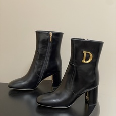 25Ss秋冬新款Dior 迪奥D-Art 带跟靴子系列金属字母跟及踝靴松紧粗跟短靴CD字母侧拉链短靴 这款 D-Art 25Ss秋冬新款Dior 迪奥D-Art 带跟靴子系列金属字母跟及踝靴松紧粗跟短靴CD字母侧拉链短靴 这款 D-Art