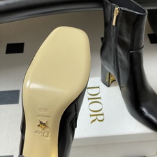 25Ss秋冬新款Dior 迪奥D-Art 带跟靴子系列金属字母跟及踝靴松紧粗跟短靴CD字母侧拉链短靴 这款 D-Art 25Ss秋冬新款Dior 迪奥D-Art 带跟靴子系列金属字母跟及踝靴松紧粗跟短靴CD字母侧拉链短靴 这款 D-Art