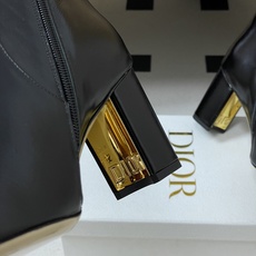 25Ss秋冬新款Dior 迪奥D-Art 带跟靴子系列金属字母跟及踝靴松紧粗跟短靴CD字母侧拉链短靴 这款 D-Art 25Ss秋冬新款Dior 迪奥D-Art 带跟靴子系列金属字母跟及踝靴松紧粗跟短靴CD字母侧拉链短靴 这款 D-Art