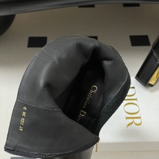 25Ss秋冬新款Dior 迪奥D-Art 带跟靴子系列金属字母跟及踝靴松紧粗跟短靴CD字母侧拉链短靴 这款 D-Art 25Ss秋冬新款Dior 迪奥D-Art 带跟靴子系列金属字母跟及踝靴松紧粗跟短靴CD字母侧拉链短靴 这款 D-Art