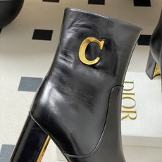 25Ss秋冬新款Dior 迪奥D-Art 带跟靴子系列金属字母跟及踝靴松紧粗跟短靴CD字母侧拉链短靴 这款 D-Art 25Ss秋冬新款Dior 迪奥D-Art 带跟靴子系列金属字母跟及踝靴松紧粗跟短靴CD字母侧拉链短靴 这款 D-Art