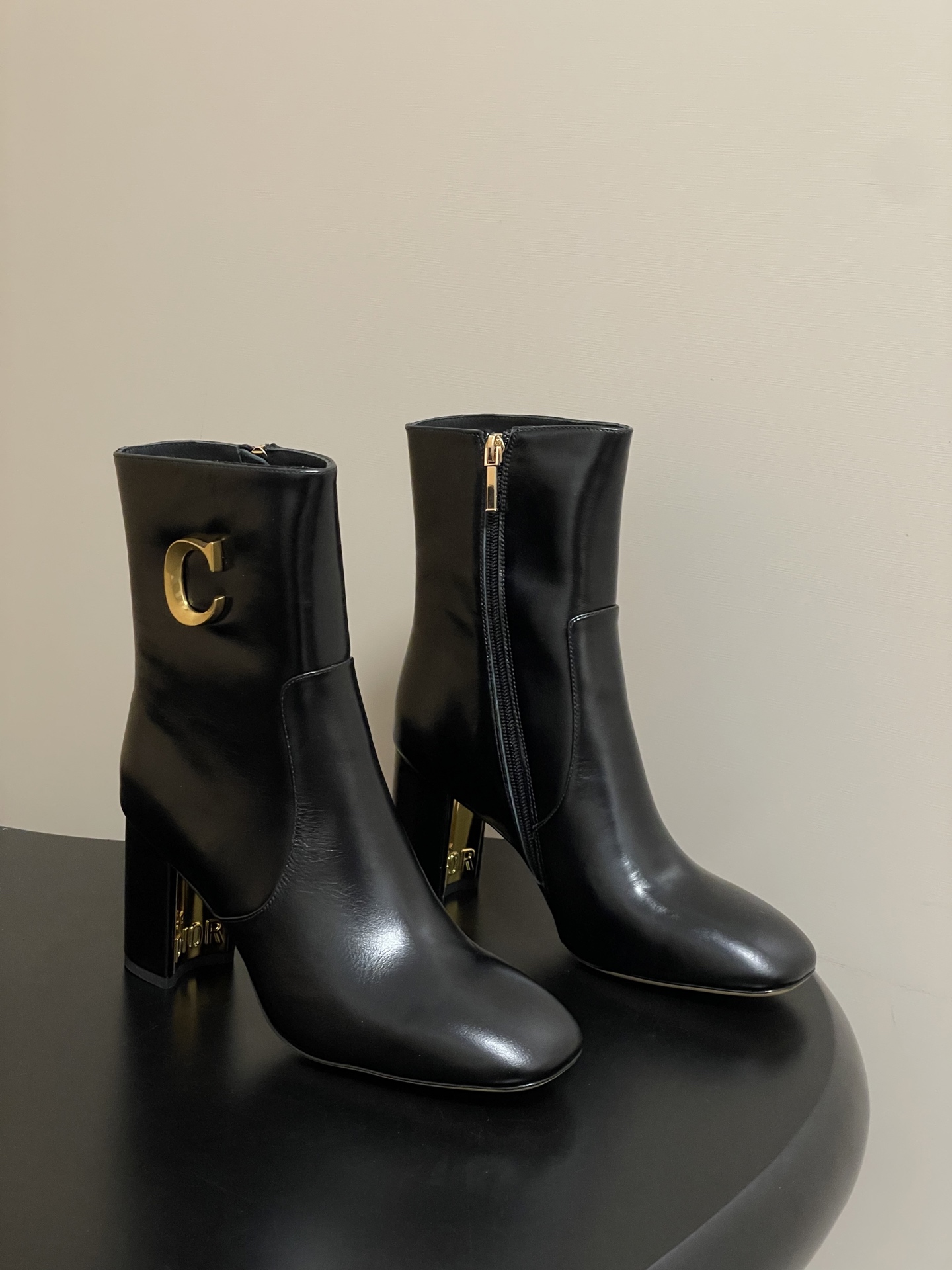 NO:559020,- 25Ss new autumn and winter Dior Dior D-Art heel boots series metal letter heel ankle boots elastic thick heel short boots CD letter side zipper short boots this D-Art  The heeled ankle boots are a new product in the 2025 Autumn and Winter ready-to-wear series. The unique silhouette highlights the haute couture style. Black suede sheepskin upper, with elastic stitching on the side, 8cm thick leather heel and a vintage gold-finish metal plaque embellished with Dior embossed logo. Fashionable square toe, elegant and comfortable style, can add the finishing touch to various looks this season. Upper calfskin/sheep leather, lining sheepskin, heel height 8cm  Sole Italian leather outsole   Size 35-39 (34.40.41.42.43 customized, non-refundable), boots, dior, dior, boots, cowhide, sheepskin, sheep, Leather soles19860909- 25Ss秋冬新款Dior 迪奥D-Art 带跟靴子系列金属字母跟及踝靴松紧粗跟短靴CD字母侧拉链短靴 这款 D-Art 带跟及踝靴是二零二五秋冬成衣系列新品,富有个性的廓形彰显高订风范.黑色绒面羊皮革鞋面,搭配侧面弹力拼接,8厘米皮革粗跟搭配点缀以Dior压花标志的复古金色饰面金属饰牌.时尚方形鞋头,款式优雅舒适,可为本季各式造型增添点睛之笔. 鞋面小牛皮/羊猄皮 内里垫脚羊皮 跟高8cm 鞋底意大利真皮大底 码数35-39（34.40.41.42.43定做不退换）,靴子,dior,dior,boots,cowhide,sheepskin,sheep,Leather soles,Women's Shoes