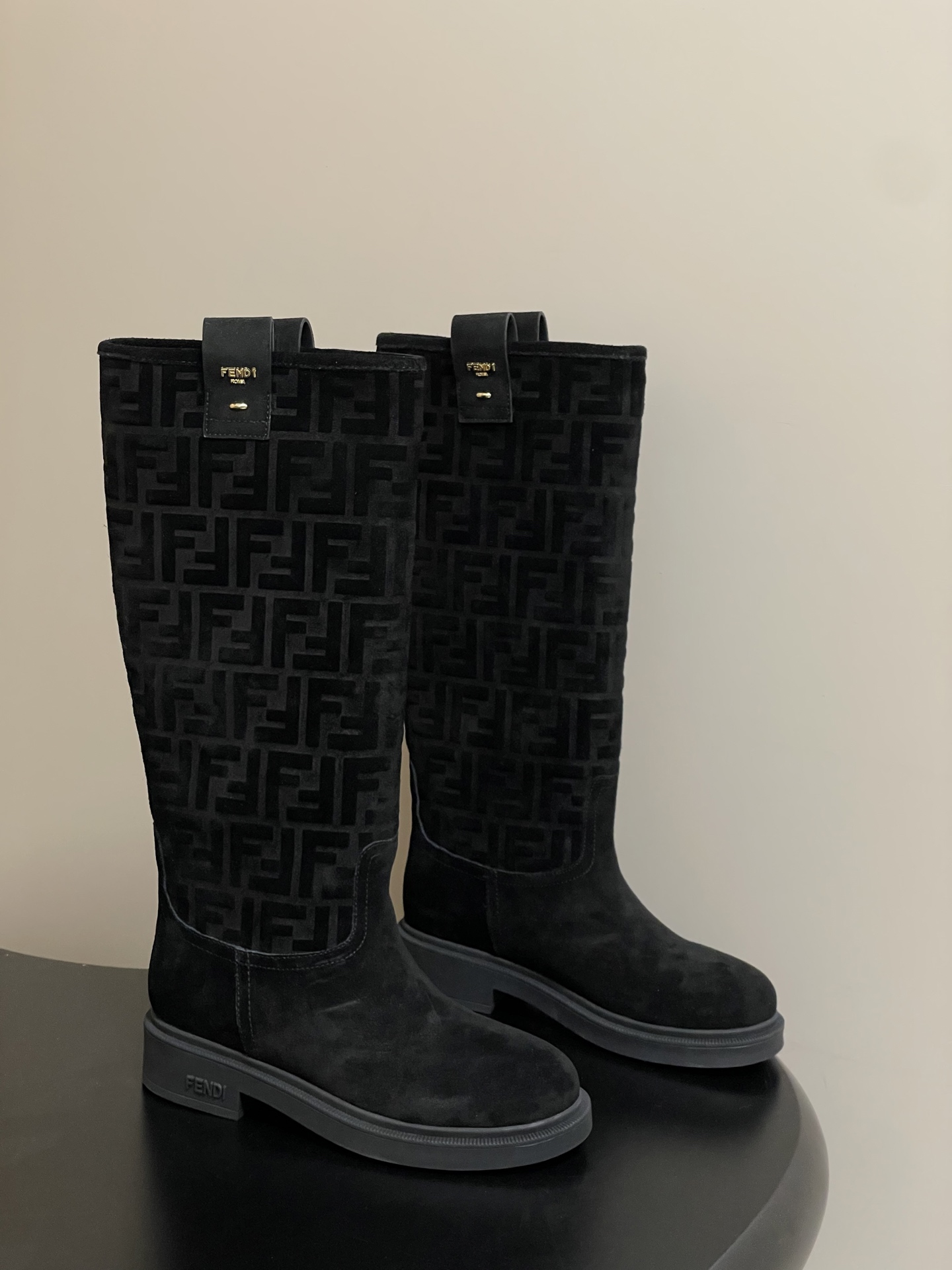 NO:559017,-Top quality 2025 autumn and winter new style FENDI Fendi's popular FF letter straight boots suede slip-on knight boots thick-soled high boots. They adopt the brand's iconic FF presbyopia embossing, which is highly recognizable; the material is fine-textured suede, showing a high-end matte effect; the boot shape is knee-length and long-leg design, neat and aura, and the heel is low or flat, taking into account both fashion and comfort.  Combine it with a plaid skirt, a retro shirt, and a woolen short jacket, such as the dark coffee model with a brown plaid skirt and a khaki shirt, which is full of retro charm. The black model is suitable for pairing with suit pants, simple shirts, and suit jackets, and can create a capable workplace image. The upper is made of high-mercerized cow suede (special embossing process), the lining is cowhide, and the sole is molded TPU outsole   Size 35-39 (40.41 custom-made, non-refundable), boots, fendi, fendi, boots, skirts, jackets & coats, shirts, business suit, cowhide, chamois leather19860909-顶级品质 2025秋冬新款 FENDI 芬迪爆火FF字母直筒靴麂皮绒面一脚蹬骑士长靴厚底高靴 采用品牌标志性的FF老花压纹,辨识度极高；材质为质感细腻的麂皮,呈现出高级的哑光效果；靴型是及膝长筒设计,利落又显气场,鞋跟为低跟或平底,兼顾了时尚与舒适. 与格纹半身裙、复古衬衫组合,再配上一件呢子短外套,像深咖色款搭配棕色格纹裙和卡其色衬衫,满满的复古韵味.搭配西装裤和简约的衬衫、西装外套,黑色款就很适合,能塑造干练的职场形象. 鞋面高丝光牛反绒（特殊压印工艺） 内里垫脚牛皮 鞋底开模TPU大底 码数35-39（40.41定做不退换）,靴子,fendi,fendi,boots,skirts,jackets & coats,shirts,business suit,cowhide,chamois leather,Women's Shoes