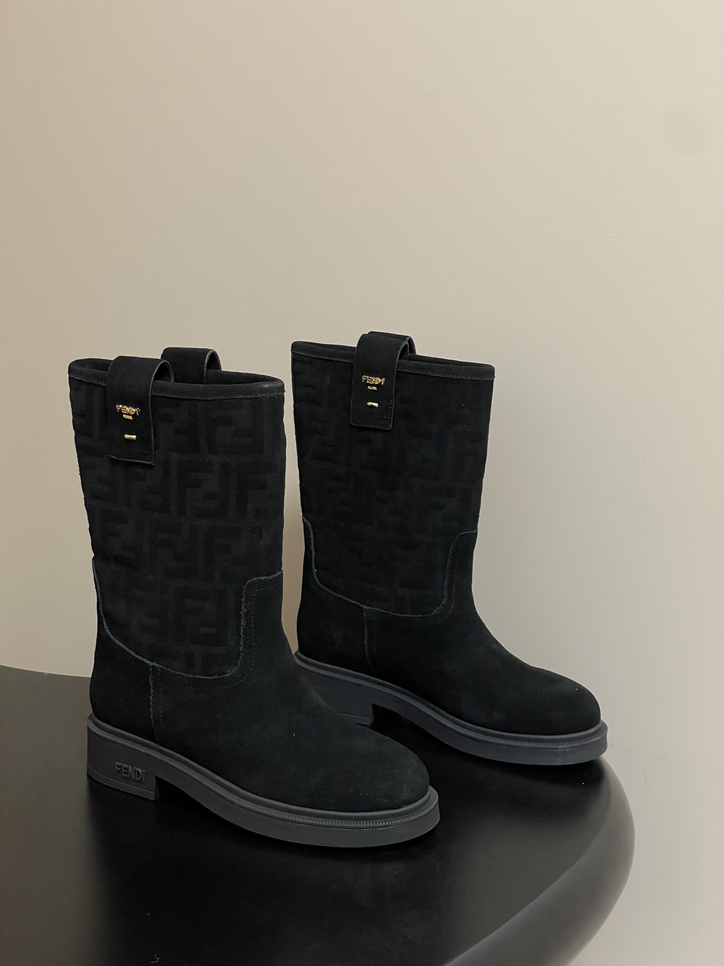 NO:559016,-Top quality 2025 autumn and winter new style FENDI Fendi's popular FF letter straight boots suede slip-on mid-calf thick-soled short boots. They adopt the brand's iconic FF presbyopia embossing, which is highly recognizable; the material is fine-textured suede, showing a high-end matte effect; the boot shape is knee-length and long-leg design, neat and aura, and the heel is low-heeled or flat, taking into account both fashion and comfort.  Combine it with a plaid skirt, a retro shirt, and a woolen short jacket, such as the dark coffee model with a brown plaid skirt and a khaki shirt, which is full of retro charm. The black model is suitable for pairing with suit pants, simple shirts, and suit jackets, and can create a capable workplace image. The upper is made of high-mercerized cow suede (special embossing process), the lining is cowhide, and the sole is molded TPU outsole   Size 35-39 (40.41 custom-made, non-refundable), boots, fendi, fendi, boots, skirts, jackets & coats, shirts, business suit, cowhide, chamois leather19860909-顶级品质 2025秋冬新款 FENDI 芬迪爆火FF字母直筒靴麂皮绒面一脚蹬中筒靴厚底短靴 采用品牌标志性的FF老花压纹,辨识度极高；材质为质感细腻的麂皮,呈现出高级的哑光效果；靴型是及膝长筒设计,利落又显气场,鞋跟为低跟或平底,兼顾了时尚与舒适. 与格纹半身裙、复古衬衫组合,再配上一件呢子短外套,像深咖色款搭配棕色格纹裙和卡其色衬衫,满满的复古韵味.搭配西装裤和简约的衬衫、西装外套,黑色款就很适合,能塑造干练的职场形象. 鞋面高丝光牛反绒（特殊压印工艺） 内里垫脚牛皮 鞋底开模TPU大底 码数35-39（40.41定做不退换）,靴子,fendi,fendi,boots,skirts,jackets & coats,shirts,business suit,cowhide,chamois leather,Women's Shoes