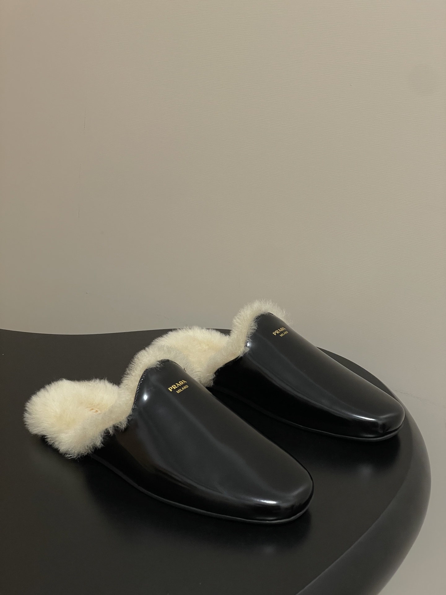 NO:559008,- 25aw new autumn and winter Prada square toe mules, suede suede wool half slippers, these naturally elegant mules are made of glossy leather uppers and simple soles decorated with logos, creating a contrasting effect and enhancing style.  It combines luxurious texture with comfortable and casual feeling. The upper is made of high-grade leather/suede material. The plush design at the shoe mouth not only adds a warm visual effect but also improves the wearing comfort experience. The PRADA brand logo on the shoe body highlights the brand style, and the overall presentation is a retro and fashionable light luxury style. As a mule shoe, it is easy to wear and easy to put on and take off; the plush material provides a certain degree of warmth in autumn and winter to save energy, and is suitable for short-term wear indoors and outdoors. It is both beautiful and practical.  Open-edge beaded cowhide leather/cow suede upper, wool lining, molded rubber outsole   Size 35-39 (40 is custom-made and non-refundable), half-shoes, prada, prada, slippers, cowhide, chamois leather19860909- 25aw秋冬新款Prada普拉达方圆头穆勒鞋麂皮绒面羊毛半拖鞋 这款自然优雅的穆勒鞋采用亮面皮革鞋面搭配饰以徽标的简约鞋底,打造对比鲜明的效果,提升格调. 融合了奢华质感与舒适休闲感,鞋面采用高级皮革/麂皮材质,鞋口处的毛绒设计既增添了温暖的视觉效果,又提升了穿着的舒适体验,鞋身的PRADA品牌标识彰显品牌格调,整体呈现出复古又时尚的轻奢风格. 作为穆勒鞋,穿着方便易穿脱；毛绒材质在秋冬季节能提供一定的保暖性,适合室内外短时间穿着,兼具美观与实用性. 鞋面开边珠牛皮/牛反绒 内里垫脚羊毛 鞋底开模橡胶大底 码数35-39（40定做不退换）,半拖毛毛鞋,prada,prada,slippers,cowhide,chamois leather,Women's Shoes