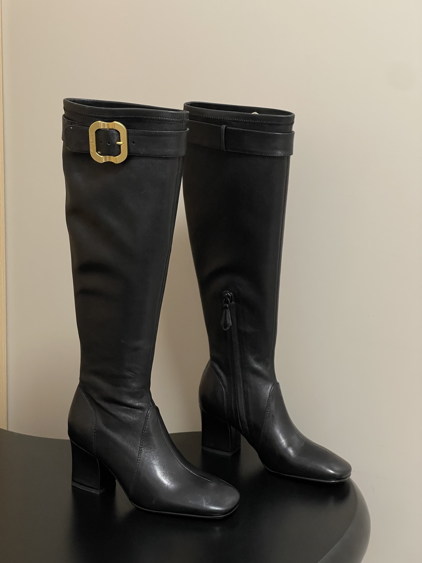 NO:559013,- 25aw new autumn and winter Miu Miu buckle elastic boots thick heel high heel boots with thick heel, leg wrapping, ankle tightening!  It’s hard not to look good when these few elements are combined together. The short boots combine coolness and sophistication. The black leather has a high-end feel. The metal buckle embellishment instantly lights up the look. The square toe and mid-heel design are retro and show off the legs. Whether worn with jeans or a small skirt, you can easily wear it with a fashionable accent ~ The boots are amazing. The leather is high-end and textured. The metal buckle embellishment instantly enhances the fashion. The over-the-knee design can also easily create long legs. It looks great when paired with skirts and trousers. Wearing it is a walking fashion pictorial.  Elastic leather upper, lining and foot pads fit Lycra/sheepskin, Italian genuine leather outsole, heel height 6.5cm, size 35-39 (40.41 custom made, non-returnable), boots, miumiu, boots, skirts, jeans, sheepskin, Leather soles19860909- 25aw秋冬新款Miu Miu 缪缪 搭扣弹力长靴粗跟高跟长靴 粗跟,包腿,踝关节收紧！这几个要素和在一起就很难不好看,短靴把酷飒与精致拿捏得死死的黑色皮革自带高级感 金属扣点缀瞬间点亮造型 方头加中跟设计 复古又显腿型 不管是配牛仔裤还是小裙子 都能轻松穿出时髦腔调～ 长靴太绝啦 皮质高级又有质感 金属扣点缀瞬间提升时髦度 过膝设计还能轻松打造大长腿 搭配裙装裤装都很出挑 穿上就是行走的时尚画报 鞋面弹力皮 内里垫脚贴合莱卡/羊皮 鞋底意大利真皮大底 跟高6.5cm 码数35-39（40.41定做不退换）,靴子,miumiu,boots,skirts,jeans,sheepskin,Leather soles,Women's Shoes