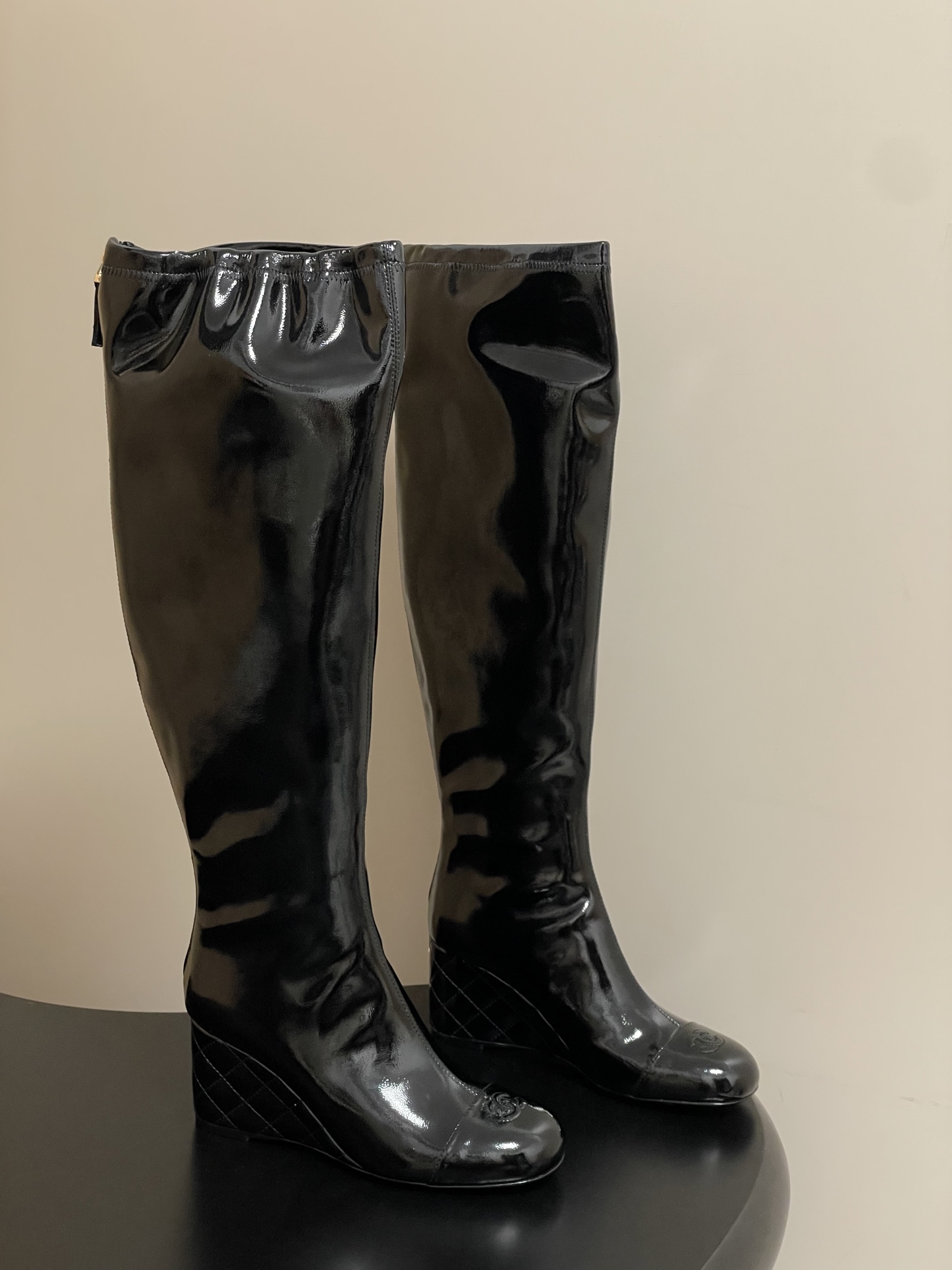 NO:559424,- Chanel Xiaoxiang 25A new autumn and winter double C diamond wedge heel elastic boots over-the-knee boots patent leather glossy back zipper boots. The iconic electric embroidered double C logo on the toe is low-key and shining. It is not only a status symbol, but also shows a unique fashion attitude. The elastic material is cleverly spliced ​​to fit the leg curve, which not only ensures free movement but also adds a bit of casual agility. The wedge design is exquisite and the height is just right, which not only provides stable support, but also elongates the leg line to easily create the visual effect of long legs! Customized elastic leather for the upper, elastic lycra/sheepskin for the lining, genuine Italian leather outsole, heel height 7.5cm, size 35-39 (40.41 custom made, non-returnable), boots, chanel, boots, sheepskin, Leather soles19860909- Chanel 小香25A 秋冬新款双C菱格坡跟弹力靴过膝长靴漆皮亮面后拉链长靴 鞋头标志性电绣双C标志低调闪耀,不仅是身份象征 更彰显著独特的时尚态度.弹力材质巧妙拼接 贴合腿部曲线,既保证活动自如 又增添几分随性灵动.坡跟设计精妙 高度恰到好处既提供稳健支撑 又能拉长腿部线条轻松打造大长腿视觉效果！ 鞋面定制弹力皮 內里垫脚贴合弹力莱卡/羊皮 鞋底意大利真皮大底 跟高7.5cm 码数35-39（40.41定做不退换）,靴子,chanel,boots,sheepskin,Leather soles,Women's Shoes