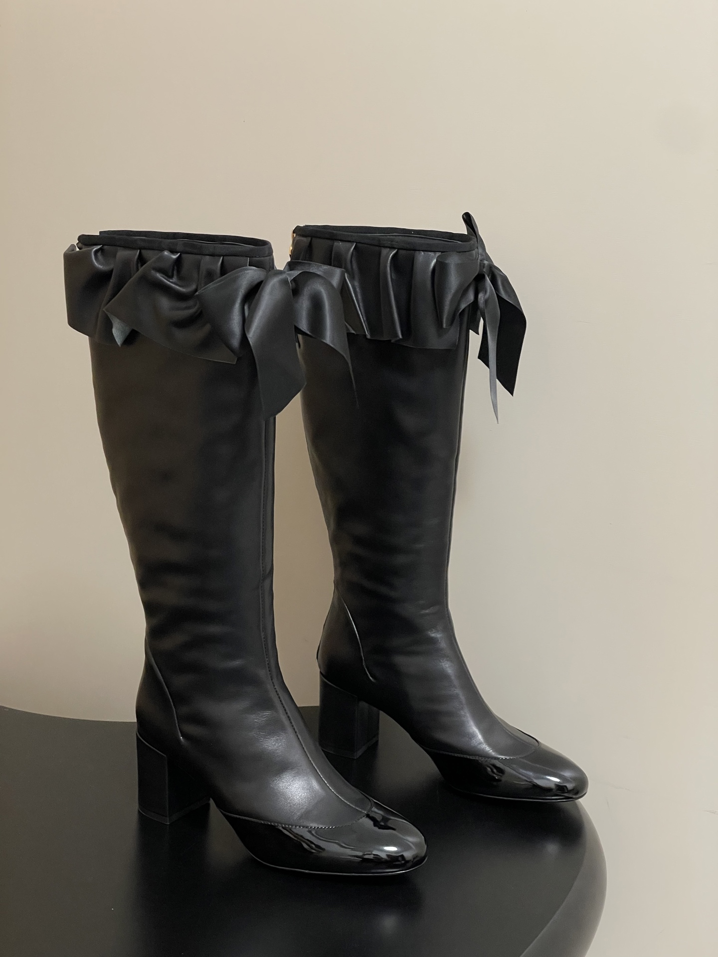 NO:559421,- Chanel Xiaoxiang 25A new bow elastic boots for autumn and winter. When the classic Chanel aesthetics and trendy shoe design collide, this pair of pleated elastic bow elastic boots with cuffs came into being and instantly became the dream boots of fashionistas. The iconic and exquisite bow in the middle of the boot is embellished with a bow made of satin material, which is smart and elegant.  Paired with small metal buckles, they shine delicately in the sun, fully interpreting the brand's elegance and romance. Every time you lift your feet, you will be the focus of attention. The pleated boot collar is the magic touch of these boots. The layered pleats are like the gentle waves of the waves, full of three-dimensionality, and inadvertently add a bit of romance and casualness to the overall look. The upper is custom-made cowhide, the lining is sheepskin, and the sole is imported genuine leather outsole from Italy.   Size 35-39 (40.41.42 customized, non-refundable), boots, chanel, chanel, boots, cowhide, sheepskin, silk fabric, Leather soles19860909- Chanel 小香25A秋冬新款蝴蝶结弹力靴 当经典香家美学与潮流鞋履设计碰撞这双褶皱靴口蝴蝶结弹力靴应运而生瞬间成为时尚精们的梦中情靴.靴面正中标志性的精美蝴蝶结点缀其上绸缎材质的蝴蝶结灵动优雅 搭配小巧金属扣饰在阳光下闪耀着精致光芒将品牌的优雅浪漫诠释得淋漓尽致每一次抬脚都是目光焦点.褶皱靴口是这双靴子的神来之笔层层叠叠的褶皱宛如海浪轻涌 充满立体感不经意间就为整体造型增添了几分浪漫与随性. 鞋面定制牛皮 内里垫脚羊皮 鞋底意大利进口真皮大底 码数35-39（40.41.42定做不退换）,靴子,chanel,chanel,boots,cowhide,sheepskin,silk fabric,Leather soles,Women's Shoes