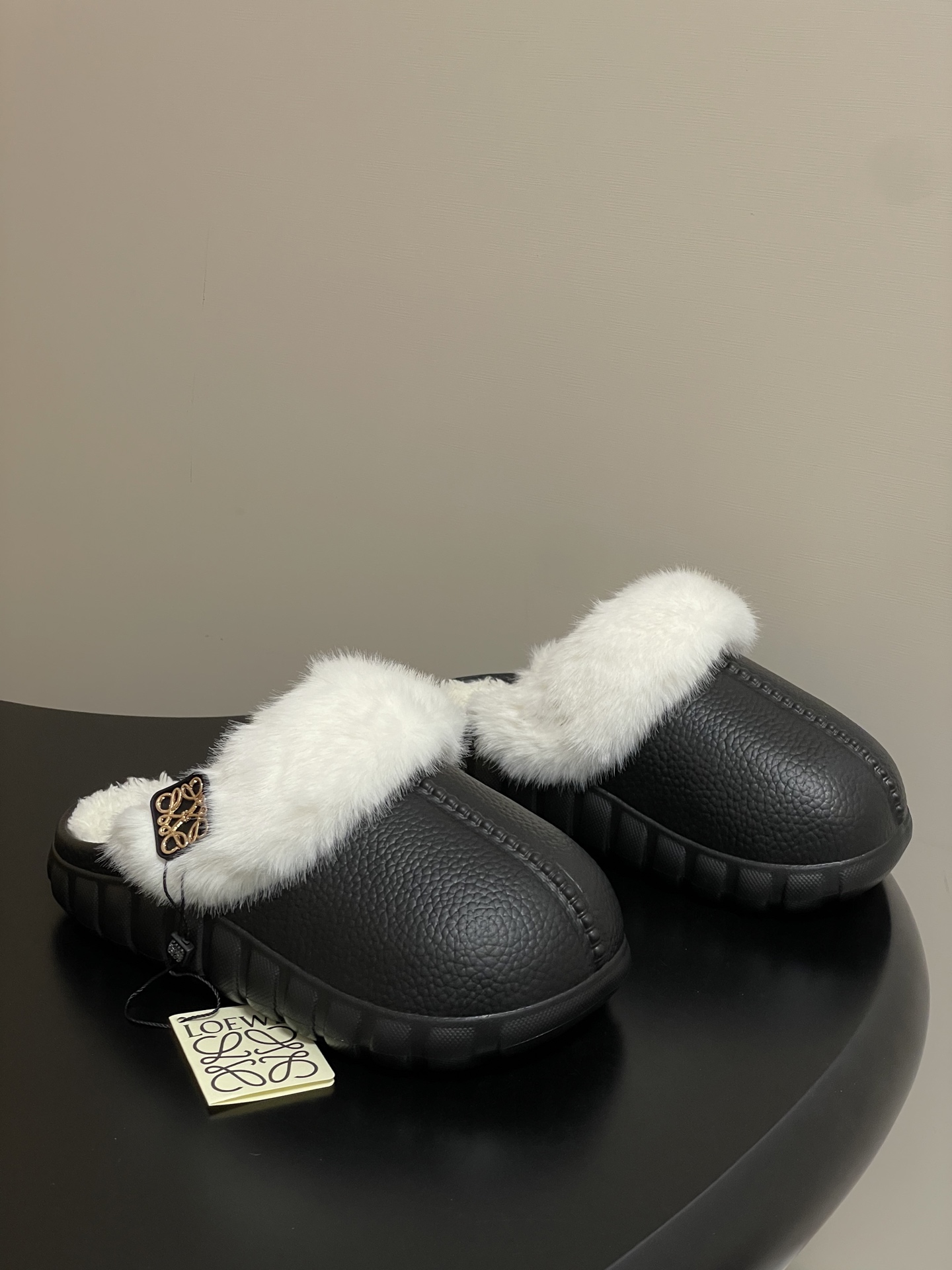 NO:559426,- 25ss Autumn and Winter Hot Products LOEWE Casual Slippers Full of Personality Wool Thick-soled Slippers Mauri Mule Half Slippers The mouth of the shoe is surrounded by a circle of fluffy and soft white plush, which not only gives a warm and soft feeling visually, but also effectively resists the cold and protects the ankle. The sole is relatively thick, with obvious lines and an undulating design. This unique shape not only increases the layering of the shoe, but may also have a certain anti-slip function.  It presents a casual, comfortable and cute style, suitable for home wear, and can also be used as a fashion item when going out. Wool lining for foot pads, rubber foam outsole, size 35-39 (40 custom made, non-returnable and non-exchangeable), semi-slippers, loewe, loewe, slippers19860909- 25ss秋冬爆品LOEWE 罗意威 休闲拖鞋个性十足羊毛厚底拖鞋毛里穆勒半拖鞋 鞋口处环绕着一圈蓬松柔软的白色毛绒,不仅在视觉上给人温暖柔和的感觉,还能有效抵御寒冷,呵护脚踝. 鞋底较为厚实,有明显的纹路和凹凸起伏的设计,这种独特的造型不仅增加了鞋子的层次感,还可能具有一定的防滑功能. 呈现出一种休闲、舒适且兼具可爱风的风格,适合居家穿着,也能作为外出时的时尚单品. 内里垫脚羊毛 鞋底橡胶发泡大底 码数35-39（40定做不退不换）,半拖毛毛鞋,loewe,loewe,slippers,Women's Shoes