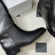 秋冬新款Dior迪奥D-Town 骑士靴经典CD金属字母扣一脚蹬直筒长靴 这款 D-Town 靴子以现代风格彰显经典造型 秋冬新款Dior迪奥D-Town 骑士靴经典CD金属字母扣一脚蹬直筒长靴 这款 D-Town 靴子以现代风格彰显经典造型