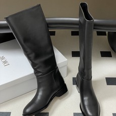 秋冬新款Dior迪奥D-Town 骑士靴经典CD金属字母扣一脚蹬直筒长靴 这款 D-Town 靴子以现代风格彰显经典造型 秋冬新款Dior迪奥D-Town 骑士靴经典CD金属字母扣一脚蹬直筒长靴 这款 D-Town 靴子以现代风格彰显经典造型