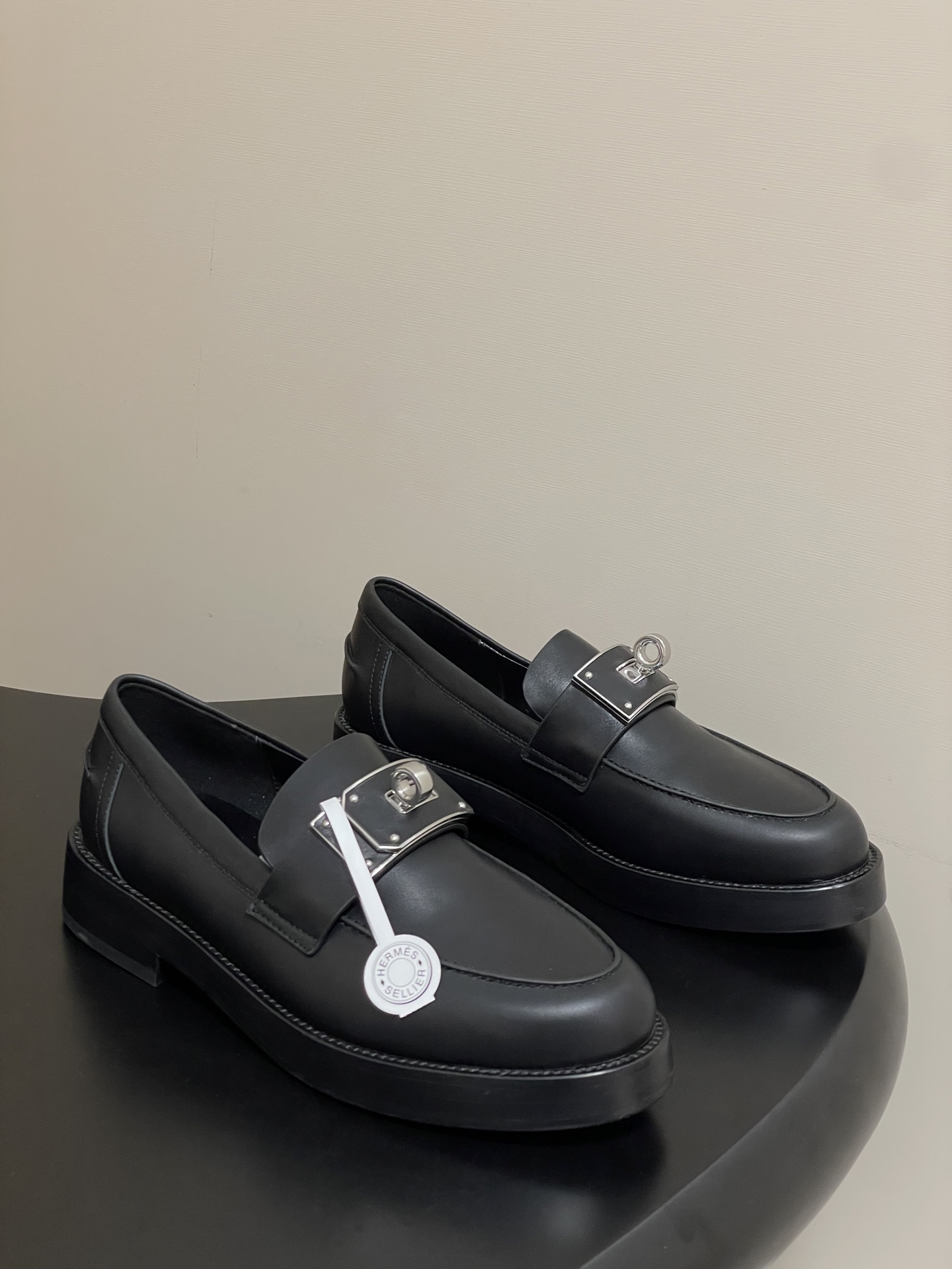 NO:559817,-Top quality (with high-end airplane box) Hermes Hot loafers series H Kelly buckle thick-soled loafers Calf leather loafers, with classic palladium-plated oversized Kelly shoe buckles. Create an avant-garde and modern look. Customized calfskin upper, sheepskin lining, genuine leather welt/Italian leather combination rubber outsole  Size 35-39 (40.41.42 customized, non-refundable), loafers, hermes, hermes, loafers, cowhide, sheepskin19860909-顶级品质（配高档飞机盒） Hermes 爱马仕 Hot乐福鞋系列 H家大Kelly扣厚底乐福鞋 小牛皮乐福鞋,搭配经典镀钯超大Kelly鞋扣.打造前卫摩登造型. 鞋面定制小牛皮 内里垫脚羊皮 鞋底真皮沿条/意大利真皮组合橡胶大底 码数35-39（40.41.42定做不退换）,乐福鞋,hermes,hermes,loafers,cowhide,sheepskin,Women's Shoes