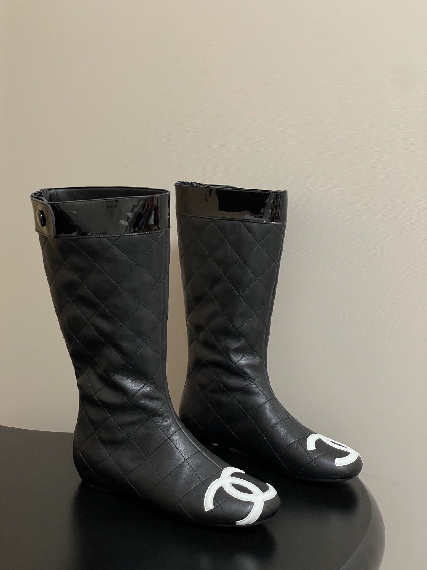 NO:559820,- 25P new autumn and winter Chanel Xiaoxiang vintage style Kangpeng series classic large pair of C diamond pattern medieval mid-calf boots. Wearing these boots makes you feel like you have stepped into the glamorous retro era. Whether paired with a retro polka-dot skirt or simple jeans, you can easily maintain a sense of fashion and easily become the focus of the crowd. Whether you are strolling on the streets in spring or attending a romantic dinner, it can be perfectly adapted and exude a unique elegance. Retro style is here, long time no see!  Kangpeng series!  Very popular large double C design, hand stitching is very time-consuming and labor-intensive, unique outsole double stitching method, rose red sole stickers let you reveal highlights inadvertently, outsole stitching will never come off, firm and permanent, retro is classic, rich C flavor will last forever. Comfortable on the foot, suitable for various occasions, with a small heel and easy to walk, great foot feel. Cowhide upper, sheepskin lining, open-molded TPU sole, fitted with Tpu printed Chanel gasket, ABS painted heel  Size 35-39 (40.41 custom-made, non-refundable), boots, chanel, boots, skirts, jeans, cowhide, sheepskin19860909- 25P秋冬新款Chanel 小香中古款康鹏系列经典大双C菱格中古中筒靴 穿上它 仿佛踏入了那个纸醉金迷的复古时代 无论是搭配复古的波点裙,还是简约的牛仔裤 都能轻松拿捏时尚感 轻松成为人群焦点. 无论是漫步在春日街头,还是出席浪漫晚宴 它都能完美适配 散发独一无二的优雅气质 . 复古款来袭,好久不见！康鹏系列！非常火的大双C设计,手工车线非常耗时耗力,独特大底双拼做法,玫红色底贴让你不经意露出亮点,大底车线永不脱底牢固永久,复古就是经典,浓郁C味永久流传 上脚舒适 适合各种场合 带点小跟又很好走路 脚感绝了 鞋面牛皮 内里垫脚羊皮 鞋底开模TPU鞋底贴合Tpu印刷Chanel垫片,ABS烤漆鞋跟 码数35—39（40.41定做不退换）,靴子,chanel,boots,skirts,jeans,cowhide,sheepskin,Women's Shoes