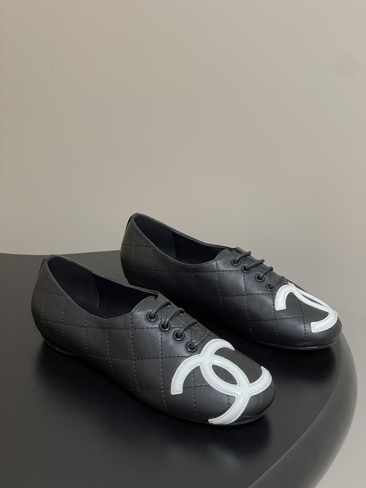 NO:559826,- 25P spring and summer new Chanel Xiaoxiang second-hand style Kangpeng series lace-up ballet shoes large pair C flat shoes Retro style is coming, long time no see!  Kangpeng series!  Very popular large double C design, hand stitching is very time-consuming and labor-intensive, unique outsole double stitching method, rose red sole stickers let you reveal highlights inadvertently, outsole stitching will never come off, firm and permanent, retro is classic, rich C flavor will last forever. Comfortable on the foot, suitable for various occasions, with a small heel and easy to walk, great foot feel. Cowhide upper, sheepskin lining, open-molded TPU sole, fitted with Tpu printed Chanel gasket, ABS painted heel  Size 35-39 (40.41 custom-made, non-refundable), Mary Jane, chanel, mary jane, cowhide, sheepskin19860909- 25P春夏新款Chanel 小香中古款康鹏系列系带芭蕾舞鞋大双C平底单鞋 复古款来袭,好久不见！康鹏系列！非常火的大双C设计,手工车线非常耗时耗力,独特大底双拼做法,玫红色底贴让你不经意露出亮点,大底车线永不脱底牢固永久,复古就是经典,浓郁C味永久流传 上脚舒适 适合各种场合 带点小跟又很好走路 脚感绝了 鞋面牛皮 内里垫脚羊皮 鞋底开模TPU鞋底贴合Tpu印刷Chanel垫片,ABS烤漆鞋跟 码数35—39（40.41定做不退换）,玛丽珍,chanel,mary jane,cowhide,sheepskin,Women's Shoes