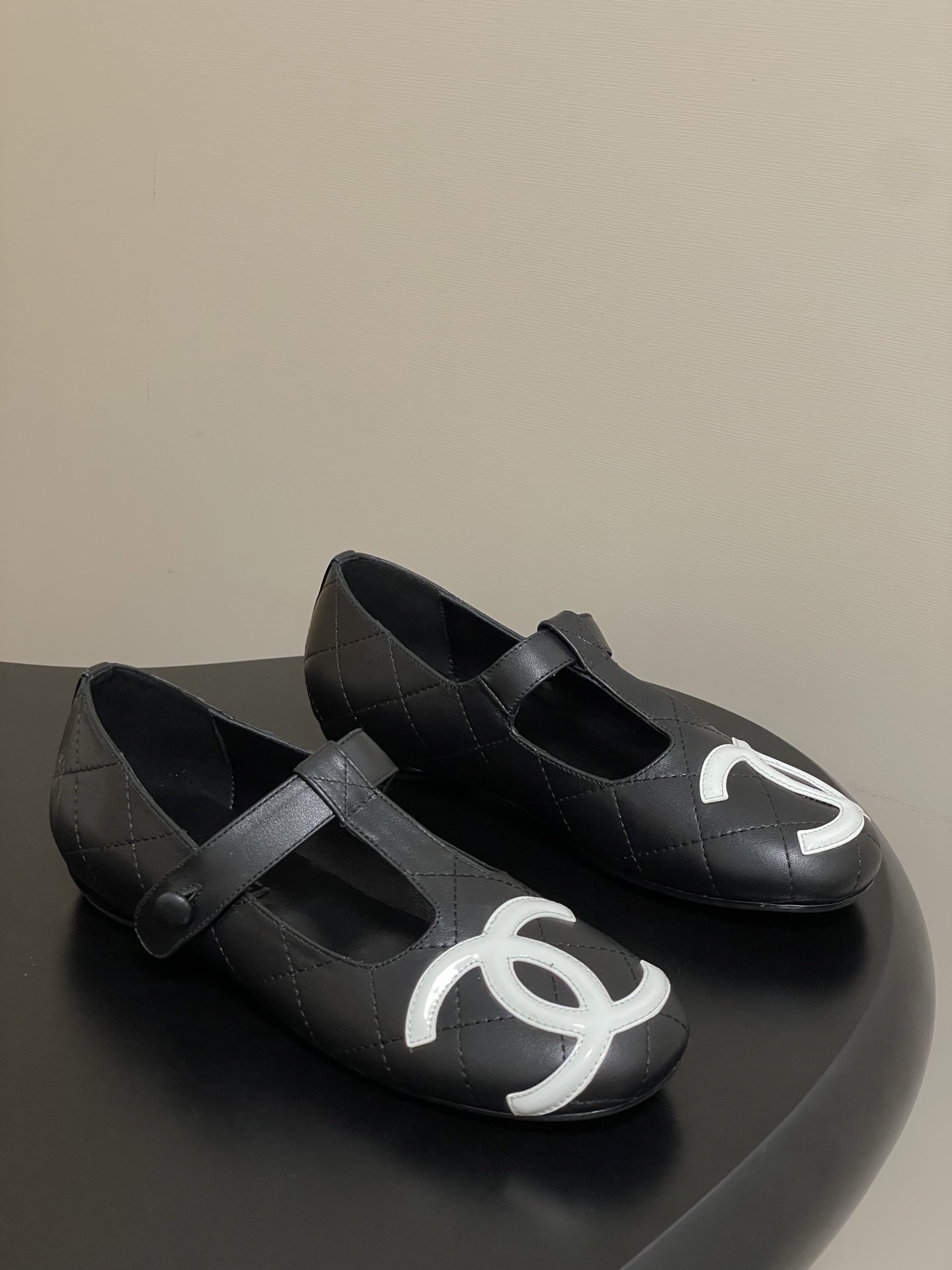 NO:559823,- 25P new spring and summer Chanel Xiaoxiang second-hand model Kangpeng series T-shaped ballet shoes large pair C Mary Jane shoes flat shoes Retro style is coming, long time no see!  Kangpeng series!  Very popular large double C design, hand stitching is very time-consuming and labor-intensive, unique outsole double stitching method, rose red sole stickers let you reveal highlights inadvertently, outsole stitching will never come off, firm and permanent, retro is classic, rich C flavor will last forever. Comfortable on the foot, suitable for various occasions, with a small heel and easy to walk, great foot feel. Cowhide upper, sheepskin lining, open-molded TPU sole, fitted with Tpu printed Chanel gasket, ABS painted heel  Size 35-39 (40.41 custom-made, non-refundable), Mary Jane, chanel, mary jane, cowhide, sheepskin19860909- 25P春夏新款Chanel 小香中古款康鹏系列T字芭蕾舞鞋大双C玛丽珍鞋平底单鞋 复古款来袭,好久不见！康鹏系列！非常火的大双C设计,手工车线非常耗时耗力,独特大底双拼做法,玫红色底贴让你不经意露出亮点,大底车线永不脱底牢固永久,复古就是经典,浓郁C味永久流传 上脚舒适 适合各种场合 带点小跟又很好走路 脚感绝了 鞋面牛皮 内里垫脚羊皮 鞋底开模TPU鞋底贴合Tpu印刷Chanel垫片,ABS烤漆鞋跟 码数35—39（40.41定做不退换）,玛丽珍,chanel,mary jane,cowhide,sheepskin,Women's Shoes