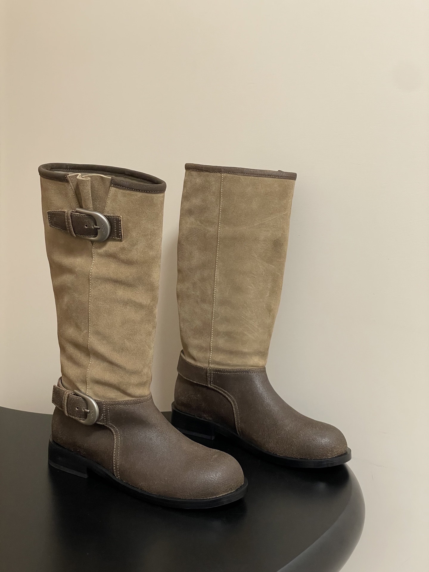 NO:559829,- Niche brand UNFOLIO 25aw new autumn and winter wrinkled wide-leg straight boots with buckle long boots. These boots are simply the most fashionable in autumn and winter. Khaki and dark brown contrasting colors have a retro accent, pleated design + metal buckle, full of details, casual and stylish, and can be easily worn with a coat or a sweater~  The uppers in different colors are made of smooth calfskin, old-surface textured cowhide and suede, and full suede. The lining of the boot shaft is made of delicate elastic Lycra fabric. The material is smooth and smooth. You can immediately feel the unique comfort of the boots as soon as you put it on your feet. The specially customized thickened rubber sole is easy to care for and more suitable for daily high-frequency wear. The upper is calfskin/cow suede and the lining is sheepskin.  Open molded rubber outsole   Size 35-39 (40.41 custom-made and non-refundable), boots, hoodie, sweatshirts, cowhide, sheepskin19860909- 小众品牌 UNFOLIO 25aw秋冬新款皱面宽筒一脚蹬直筒靴搭扣长筒堆堆靴 这双靴简直是秋冬时髦王炸 卡其与深棕撞色 自带复古腔调 褶皱设计+金属扣 细节感拉满 上脚随性又有范儿 不管配大衣还是卫衣 都能轻松穿出高级感～ 不同配色的鞋面分别采用光面质感的小牛皮、做旧表面质感的牛皮与翻毛皮拼接以及全翻毛皮作为鞋面,靴筒内里则选择细腻的弹力莱卡织物,材质顺滑流畅,入脚的一瞬,便能即刻感受到靴子特有的舒适感.特别定制的加厚橡胶鞋底,方便打理,更适合日常高频率穿着. 鞋面小牛皮/牛反绒 内里垫脚羊皮 鞋底开模橡胶大底 码数35-39（40.41定做不退换）,靴子,boots,hoodie,sweatshirts,cowhide,sheepskin,Women's Shoes