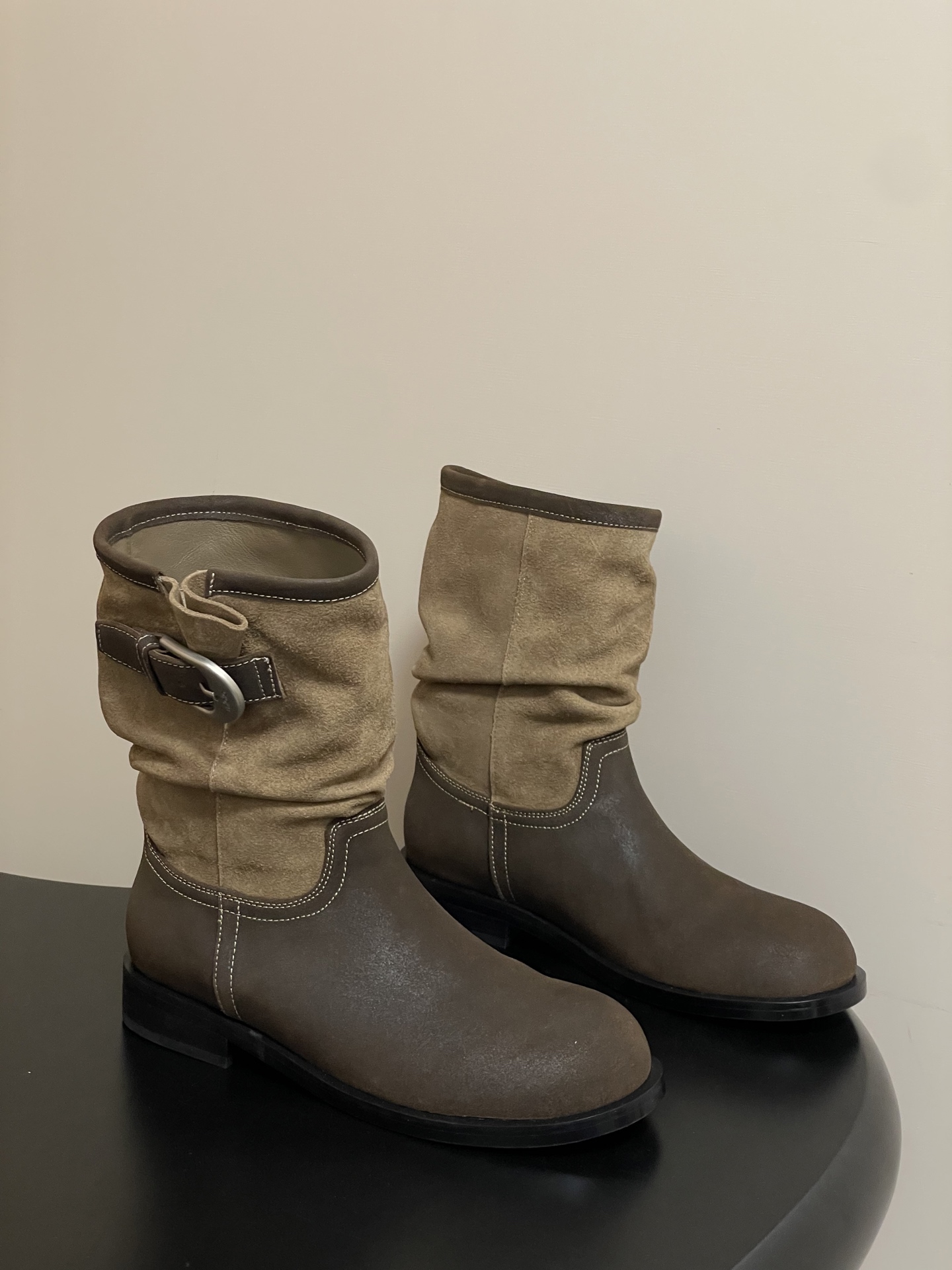 NO:559835,- Niche brand UNFOLIO 25aw new autumn and winter wrinkled wide-leg straight-leg boots with buckle short-leg pile boots. This pair of boots is simply the most fashionable in autumn and winter. Khaki and dark brown contrasting colors have a retro accent, pleated design + metal buckle, full of details, casual and stylish on the feet, and can be easily worn with a coat or a sweater~  The uppers in different colors are made of smooth calfskin, old-surface textured cowhide and suede, and full suede. The lining of the boot shaft is made of delicate elastic Lycra fabric. The material is smooth and smooth. You can immediately feel the unique comfort of the boots as soon as you put it on your feet. The specially customized thickened rubber sole is easy to care for and more suitable for daily high-frequency wear. The upper is calfskin/cow suede and the lining is sheepskin.  Open molded rubber outsole   Size 35-39 (40.41 custom-made and non-refundable), boots, hoodie, sweatshirts, cowhide, sheepskin19860909- 小众品牌 UNFOLIO 25aw秋冬新款皱面宽筒一脚蹬直筒靴搭扣短筒堆堆靴 这双靴简直是秋冬时髦王炸 卡其与深棕撞色 自带复古腔调 褶皱设计+金属扣 细节感拉满 上脚随性又有范儿 不管配大衣还是卫衣 都能轻松穿出高级感～ 不同配色的鞋面分别采用光面质感的小牛皮、做旧表面质感的牛皮与翻毛皮拼接以及全翻毛皮作为鞋面,靴筒内里则选择细腻的弹力莱卡织物,材质顺滑流畅,入脚的一瞬,便能即刻感受到靴子特有的舒适感.特别定制的加厚橡胶鞋底,方便打理,更适合日常高频率穿着. 鞋面小牛皮/牛反绒 内里垫脚羊皮 鞋底开模橡胶大底 码数35-39（40.41定做不退换）,靴子,boots,hoodie,sweatshirts,cowhide,sheepskin,Women's Shoes