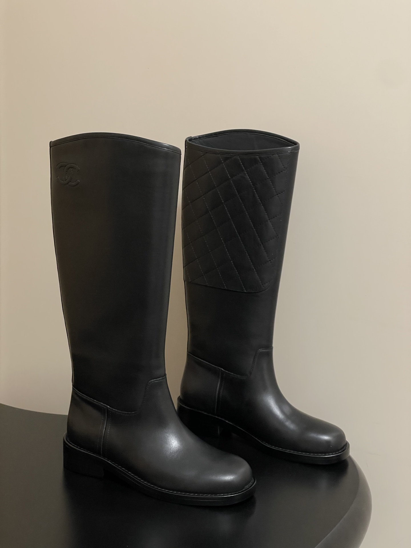 NO:560316,-Top quality Chanel Xiaoxiang Wannian Classic Side Side Diamond Double C Cavalier Boots Thick-soled Straight Boots When the neat lines of the knight boots meet the classic genes of Chanel, it becomes a style weapon that spans seasons. The three-dimensional diamond pattern on the side of the boot body is delicately arranged, and the brand's iconic quilting process is used to reproduce the retro texture. Each grid is filled with the exquisite warmth of hand-stitching. It is paired with the eye-catching electric embroidered Double C logo on the boot. It instantly lights up the look.  Let the brand recognition be integrated into every detail. The neat cut of the boot shaft fits the line of the leg, retaining the cool aura of knight boots and the elegant curves of women. The sturdy thick heel design balances height and comfort, giving you a calm and confident walk, whether it is daily walking or attending events. The boot body is made of soft leather, which becomes more and more suitable for the foot shape as it is worn, perfectly integrating texture and practicality.   Customized calfskin upper, sheepskin lining, Italian thickened genuine leather outsole, size 35-39 (40.41 custom-made, non-refundable), boots, chanel, chanel, boots, cowhide, sheepskin, Leather soles19860909-顶级品质 Chanel 小香万年经典款侧身菱格双C骑士靴厚底直筒长靴 当骑士靴的利落线条邂逅香家的经典基因,便成就了跨越季节的风格利器.靴身侧面立体菱格纹细腻排布,以品牌标志性绗缝工艺复刻复古质感,每一格都充盈着手工缝制的精致温度 搭配靴筒醒目的电绣双C标识.瞬间点亮造型 让品牌辨识度融入每一处细节.利落的靴筒剪裁贴合腿部线条,既保留骑士靴的飒爽气场 又有女性优雅曲线.稳健的粗跟设计平衡高度与舒适度,无论是日常行走还是出席场合,都能赋予步履从容底气.精选柔软皮革打造靴身,随着穿着愈发贴合脚型,将质感与实穿性完美融合. 鞋面定制小牛皮 内里垫脚羊皮 鞋底意大利加厚真皮大底 码数35-39（40.41定做不退换）,靴子,chanel,chanel,boots,cowhide,sheepskin,Leather soles,Women's Shoes