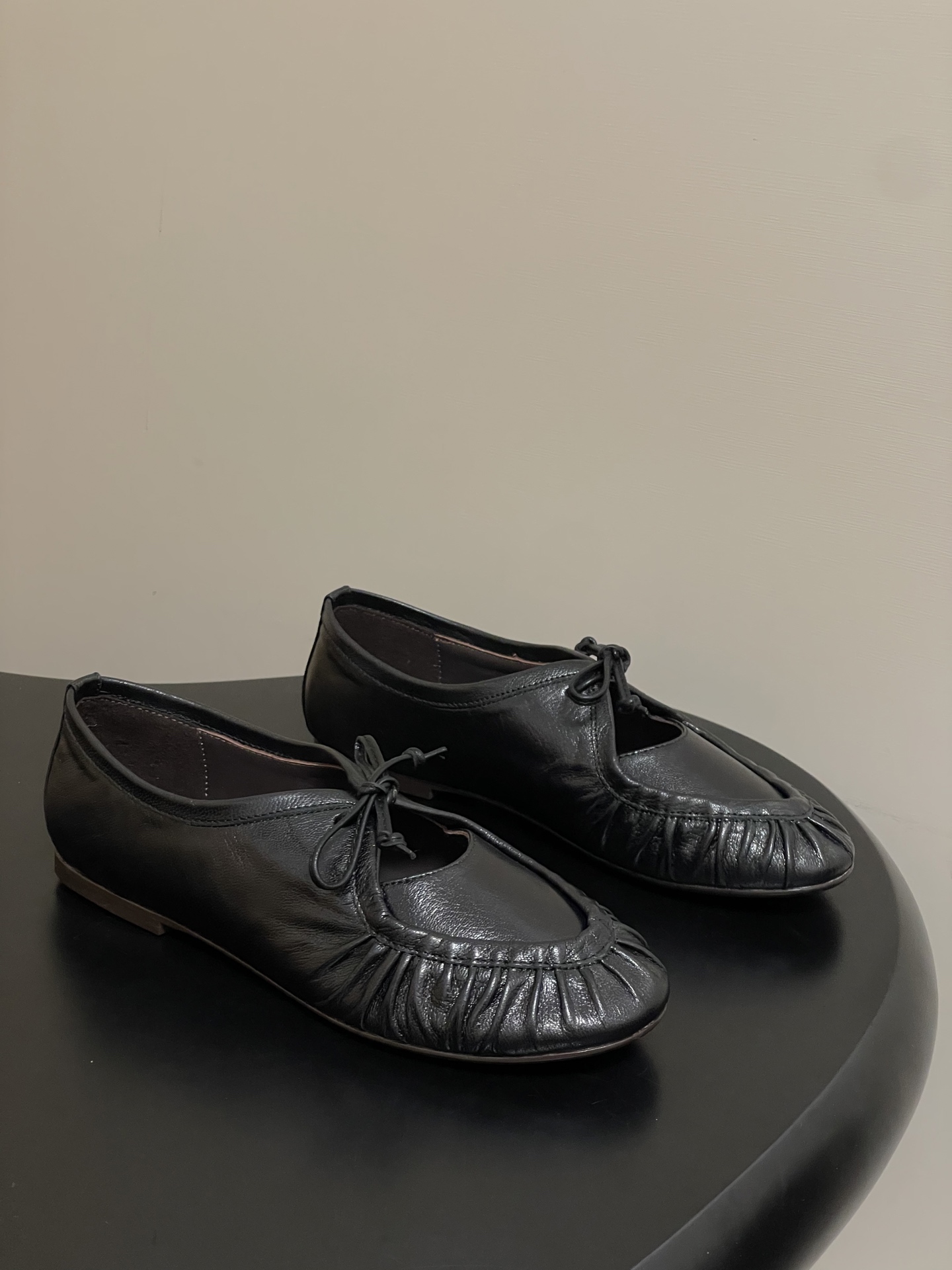 NO:560346,- HEREU｜Spanish niche brand early autumn new lace-up hollow flat ballet shoes pleated bow round toe Mary Jane flat loafers  Simple and elegant. The toe part is slightly upturned, with smooth and natural lines, which is both beautiful and can reduce the friction between the toe and the ground when walking. The front part of the shoe uses a lace-up bow design element. This design breaks the monotony of traditional loafers and adds a touch of playfulness and sweetness; while the wrinkle details make the shoes more layered and three-dimensional. The upper is sheepskin/sheep suede, the lining is sheepskin, and the sole is Italian leather outsole.  Size 35-39 (40 is custom-made and cannot be returned or exchanged), loafers, loafers, mary jane, sheepskin, Leather soles19860909- HEREU｜西班牙小众品牌 早秋新款系带镂空平底芭蕾鞋褶皱蝴蝶结圆头玛丽珍平底乐福鞋 简洁大方.鞋头部分微微上翘,线条流畅自然,既美观又能减少行走时鞋头与地面的摩擦.鞋身前部采用了系带蝴蝶结的设计元素,这种设计打破了传统乐福鞋的单调感,增添了一丝俏皮与甜美气息；而褶皱细节处理则让鞋子更具层次感和立体感. 鞋面羊皮/羊反绒 内里垫脚羊皮 鞋底意大利真皮大底 码数35-39（40定做不退换）,乐福鞋,loafers,mary jane,sheepskin,Leather soles,Women's Shoes