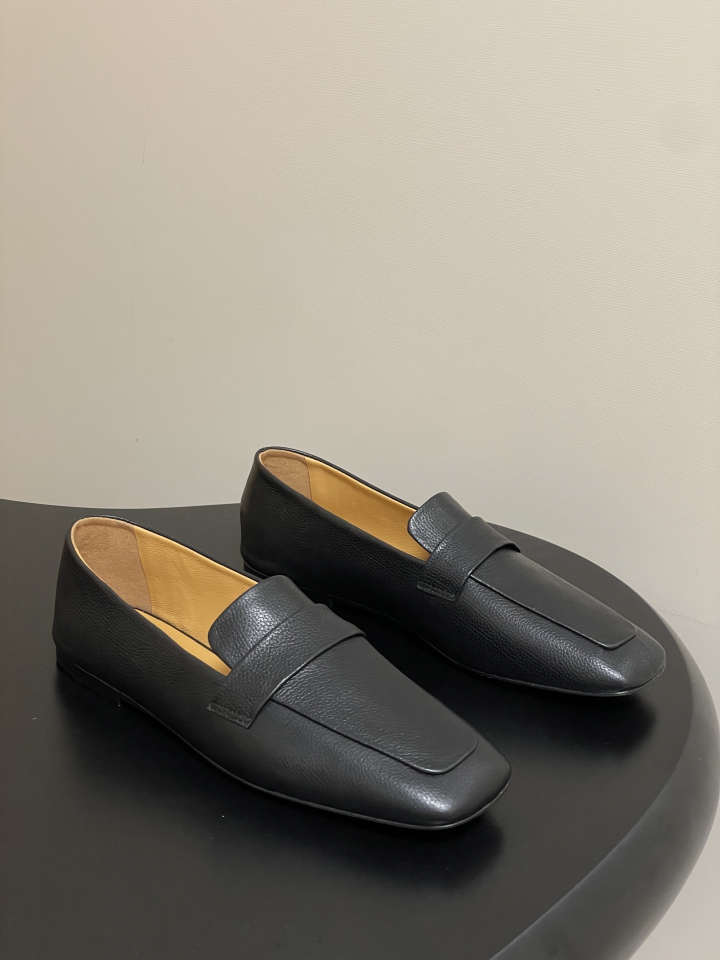 NO:560336,- THE ROW 25ss Early Autumn New TR Square Toe Shallow Mouth Mule Cow Leather Shoes Minimalist Style Flat Loafers Speaking of minimalist style, Row's designs are always trustworthy, simple and comfortable. No matter how you wear them, you can wear them with a casual sense of luxury. They are really versatile!  The design of the shoes seems simple, but the softness and comfort after putting them on your feet are simply intoxicating!  I can responsibly say that these are the lightest and softest shoes I have worn this year. They feel as light as nothing on my feet!  The design of the toe is also very interesting. The oblique square toe design is a bit cute and has a slight upward curve. Viewed from the side, the lines of the shoe are also very smooth, and the entire shoe shape looks particularly beautiful. It is really a pair of shoes that are both practical and good-looking!  In short, these unlabeled simple one-strap high-heeled loafers from TheRow are really a rare and good shoe!  No matter in terms of quality, comfort or design, it is impeccable!  Upper pebbled cowhide, lining sheepskin, sole Italian genuine leather outsole, size 35-39 (40 custom made, non-refundable), loafers, loafers, cowhide, sheepskin, Leather soles19860909- THE ROW 25ss早秋新款 TR方头浅口穆勒牛皮单鞋极简风平底乐福鞋 说到极简风格,Row家的设计总是让人信赖,简单又舒适,不管你怎么搭,都能穿出那种不经意的高级感,真的是超级百搭！ 鞋子的设计看似简单,但穿上脚后那个柔软度、舒适度简直让人陶醉！我可以负责任地说,这是我今年穿过最轻、最软的鞋子,穿在脚上就像没穿一样轻若无物！ 鞋头的设计也特别有意思,斜方头设计有点萌萌的,还带着一点点上翘的弧度,从侧面看,鞋子的线条也特别流畅,整个鞋型都显得特别优美,真的是一双既实用又好看的鞋子！ 总之这款TheRow同款的无标简约一字带高跟乐福鞋真的是一款不可多得的好鞋！无论是从品质、舒适度还是设计上都无可挑剔！ 鞋面荔枝纹牛皮 内里垫脚羊皮 鞋底意大利真皮大底 码数35-39（40定做不退换）,乐福鞋,loafers,cowhide,sheepskin,Leather soles,Women's Shoes