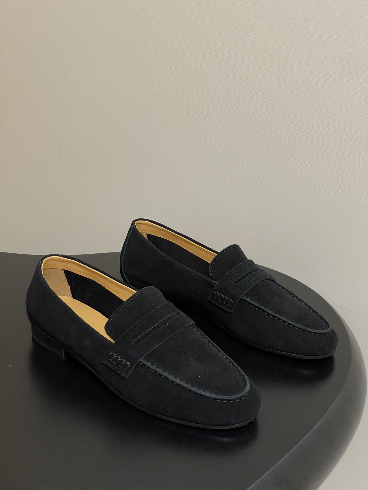 NO:560342,- THE ROW 25ss early autumn new model TR shallow suede suede shoes minimalist style flat loafers Speaking of minimalist style, Row's designs are always trustworthy, simple and comfortable. No matter how you wear them, you can wear them with a casual sense of luxury. They are really versatile!  The design of the shoes seems simple, but the softness and comfort after putting them on your feet are simply intoxicating!  I can responsibly say that these are the lightest and softest shoes I have worn this year. They feel as light as nothing on my feet!  The design of the toe is also very interesting. The oblique square toe design is a bit cute and has a slight upward curve. Viewed from the side, the lines of the shoe are also very smooth, and the entire shoe shape looks particularly beautiful. It is really a pair of shoes that are both practical and good-looking!  In short, these unlabeled simple one-strap high-heeled loafers from TheRow are really a rare and good shoe!  No matter in terms of quality, comfort or design, it is impeccable!  Delicate sheepskin upper, sheepskin lining, Italian genuine leather outsole, size 35-39 (40 custom made, non-refundable), loafers, sheepskin, sheep, chamois leather, Leather soles19860909- THE ROW 25ss早秋新款 TR浅口麂皮绒面单鞋极简风平底乐福鞋 说到极简风格,Row家的设计总是让人信赖,简单又舒适,不管你怎么搭,都能穿出那种不经意的高级感,真的是超级百搭！ 鞋子的设计看似简单,但穿上脚后那个柔软度、舒适度简直让人陶醉！我可以负责任地说,这是我今年穿过最轻、最软的鞋子,穿在脚上就像没穿一样轻若无物！ 鞋头的设计也特别有意思,斜方头设计有点萌萌的,还带着一点点上翘的弧度,从侧面看,鞋子的线条也特别流畅,整个鞋型都显得特别优美,真的是一双既实用又好看的鞋子！ 总之这款TheRow同款的无标简约一字带高跟乐福鞋真的是一款不可多得的好鞋！无论是从品质、舒适度还是设计上都无可挑剔！ 鞋面细腻羊猄皮 内里垫脚羊皮 鞋底意大利真皮大底 码数35-39（40定做不退换）,乐福鞋,loafers,sheepskin,sheep,chamois leather,Leather soles,Women's Shoes