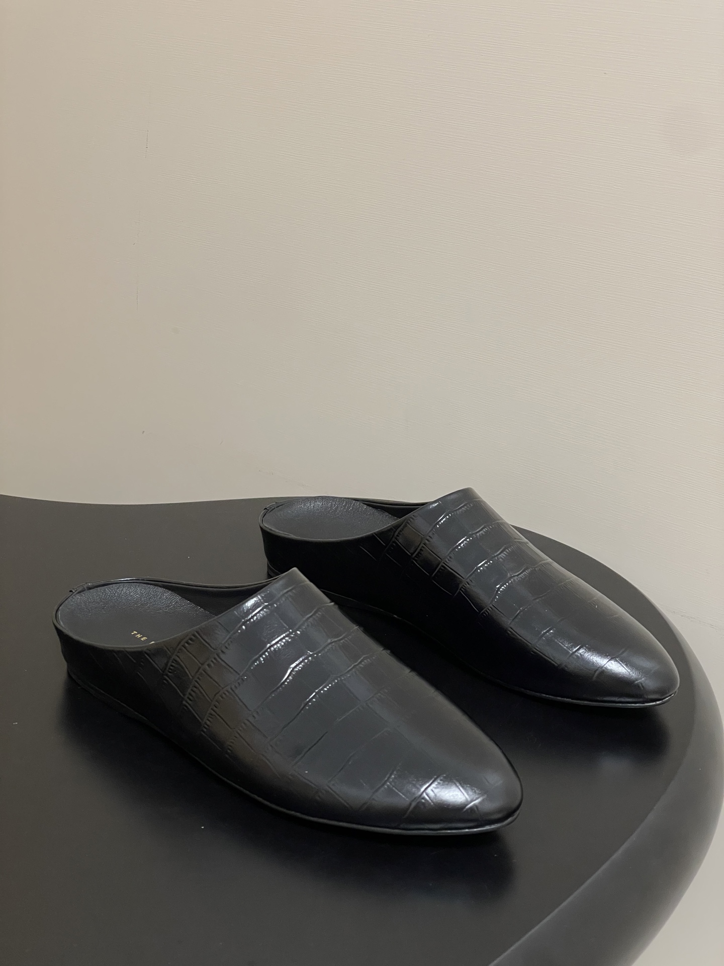 NO:560331,- THE ROW 25ss Early Autumn New TR Roman Muller Half Slippers Minimalist Style Stone Pattern Casual Flat Slippers I fell in love with this shoe at first sight. It has a retro flavor and is casual and sexy. It looks good!  Consistently minimalist style, without any logo embellishment, simplicity is high-end. This model is very tolerant. The imported cowhide leather itself is malleable, so it can be worn by skinny or fleshy feet. It has good wrapping properties and will fit more closely when walking without shaking. It is very comfortable. This kind of slippers is really suitable for trousers and long skirts. The breathable mesh looks very cool and sexy. It is high-end, simple and has a sense of design. It is often worn in summer. It is very easy to match. 10,000 recommendations. The upper is made of customized stone grain cowhide.  Sheepskin lining, Italian genuine leather outsole, size 35-40 (40 is custom-made and non-refundable), semi-trailers, slippers, skirts, cowhide, sheepskin, Leather soles19860909- THE ROW 25ss早秋新款 TR罗马穆勒半拖鞋极简风石头纹休闲平底拖鞋 第一眼看到这个鞋子就爱上了,带点复古味随性搭配性感迷人好看！一贯极简风格,没有任何logo点缀,简单即是高级 这一款包容性挺广的,材质进口牛皮本身就有延展性所以瘦一点还是肉一点的脚都能穿 它的包裹性很好,走起来会更贴合不会甩很舒适. 这种拖鞋真的好适合长裤长裙,透气织网的样子很清凉小性感,高级简单又有设计感夏日穿着频率很高,非常好搭配,一万个推荐. 鞋面定制石头纹牛皮 内里垫脚羊皮 鞋底意大利真皮大底 码数35-40（40定做不退换）,半拖,slippers,skirts,cowhide,sheepskin,Leather soles,Women's Shoes