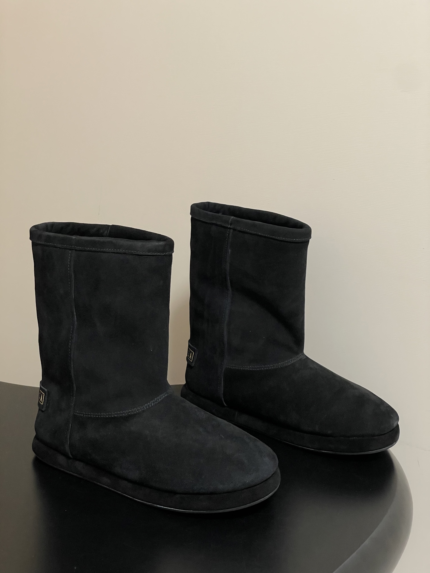 NO:578542,-Top quality 25Ss new autumn and winter Balenciaga snow boots, straight wool slip-on boots, Balenciaga's 2025 autumn and winter suede snow boots, directly understand the 'cool' and 'warm'!  The black suede leather has a delicate texture, and the velvet lining locks in the warmth in winter. The coolest thing is the rivet belt design. The metallic rivets are paired with an old leather belt, which makes the street cool, and the one-leg design is very convenient. This kind of magical operation that combines the warmth of snow boots with the personality of rivets can only be mastered by Balenciaga. Players who are afraid of the cold and love fashion, this wave is not a real loss, after all, they can wear snow boots to look street-friendly.  Cow nubuck upper, real wool lining, molded rubber outsole, size 35-39 (40.41 custom made, non-refundable), snow boots, balenciaga, balenciaga, boots, chamois leather19860909-顶级品质 25Ss秋冬新款Balenciaga巴黎世家雪地靴 直筒羊毛一脚蹬短靴 巴黎世家这波2025秋冬麂皮雪地靴,直接把“酷”和“暖”玩明白了！ 黑色麂皮质感细腻,内里加绒把冬日温暖死死锁住.最酷的是铆钉皮带设计,金属质感的铆钉搭配做旧皮带,街头酷感拉满,一脚蹬设计还贼方便. 这种把雪地靴的保暖和铆钉的个性融合的神操作,也就巴黎世家能驾驭.怕冷又爱潮的玩家们,这波不冲真的亏,毕竟能把雪地靴穿出炸街感的 鞋面牛磨砂 内里垫脚真羊毛 鞋底开模橡胶大底 码数35-39（40.41定做不退换）,雪地靴,balenciaga,balenciaga,boots,chamois leather,Women's Shoes