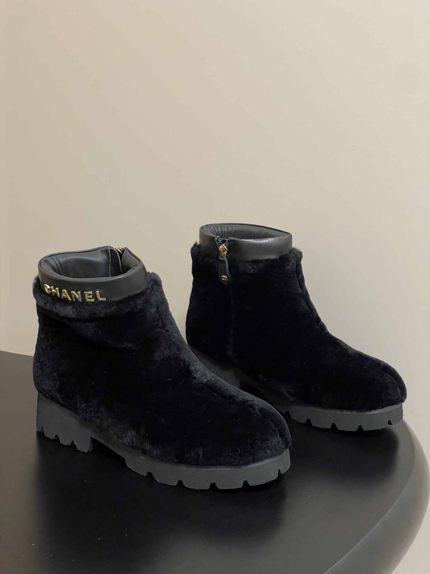 NO:562085,-Chanel Xiaoxiang classic letter buckle furry short boots  When the classic logo encounters a warm and waxy touch, the iconic design reconstructs the winter style and becomes an 'atmosphere weapon' in the wardrobe. The eye-catching letter logo on the boot collar highlights the brand genes, like a walking fashion imprint, showing high recognition in a low-key manner. The shoe body is wrapped in fine wool. The soft fleece naturally stretches along the shape of the shoe. The natural sheepskin inside is breathable. Even if you wear it for a long time in cold winter, you will not feel sweaty. From the toes to the ankles, you will be properly wrapped in warmth.  Wool upper, sheepskin lining, molded rubber outsole, size 35-39 (40.41 custom made, non-refundable), boots, chanel, boots, sheepskin19860909- Chanel 小香经典字母扣毛毛短靴 当经典标识邂逅暖糯触感,以标志性设计重构冬日格调,成为衣橱里的“氛围感利器”,靴口醒目的字母标识彰显品牌基因,如同行走的时尚印记,低调间彰显高辨识度.甄选细腻羊毛包裹鞋身.柔软绒毛顺着鞋型自然舒展,内里的天然羊皮自带透气属性,即便寒冬久穿也不会闷汗,从脚尖到脚踝都被妥帖暖意包裹. 鞋面羊毛 内里垫脚羊皮 鞋底开模橡胶大底 码数35-39（40.41定做不退换）,靴子,chanel,boots,sheepskin,Women's Shoes