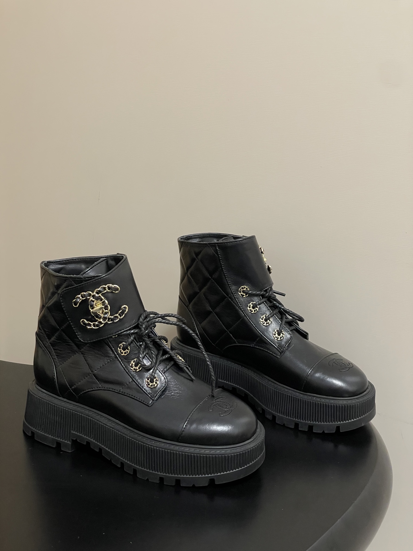 NO:562075,- Chanel Xiaoxiang's classic Velcro rhombus chain double C buckle motorcycle style short boots lace-up thick-soled Martin boots. When the equestrian-inspired rhombus pattern meets the tough silhouette of a street motorcycle, Xiaoxiang redefines the boundary between classic and individuality with a pair of short boots. The classic rhombus dark pattern on the side hides the brand password, and the double C buckle connected by the chain is undoubtedly the finishing touch - the two overlapping letters with smooth arcs. It is Coco  Chanel's insistence on simple aesthetics also hides a fashion metaphor that transcends time. The delicate polishing of the double C buckles and the metallic luster of the chain have long made people who understand understand this low-key elegance. This pair of short boots has never been just an autumn and winter shoe, but also a style token that spans seasons, allowing elegance and edge to perfectly coexist at the ankle. The upper is custom-made wax leather, the lining is sheepskin, and the sole is molded rubber anti-slip outsole.   Size 35-39 (40.41 customized, non-refundable), boots, chanel, boots, sheepskin19860909- Chanel 小香经典款 魔术贴菱格链条双C扣机车风短靴系带厚底马丁靴 当马术灵感的菱格纹邂逅街头机车的硬朗轮廓 小香用一双短靴重新定义经典与个性的边界. 侧边经典菱格暗纹暗藏品牌密码,而链条串连的双C扣无疑是点睛之笔,——那两枚弧度流畅的交叠字母.既是Coco Chanel对简约美学的坚持,也藏着跨越时光的时尚隐喻.双C扣的细腻打磨与链条的金属光泽,早已让懂的人读懂这份低调贵气.这双短靴从来不止是秋冬鞋履 更是跨越季节的风格信物,让优雅与锋芒在脚踝处完美共生. 鞋面定制油蜡皮 内里垫脚羊皮 鞋底开模橡胶防滑大底 码数35-39（40.41定做不退换）,靴子,chanel,boots,sheepskin,Women's Shoes