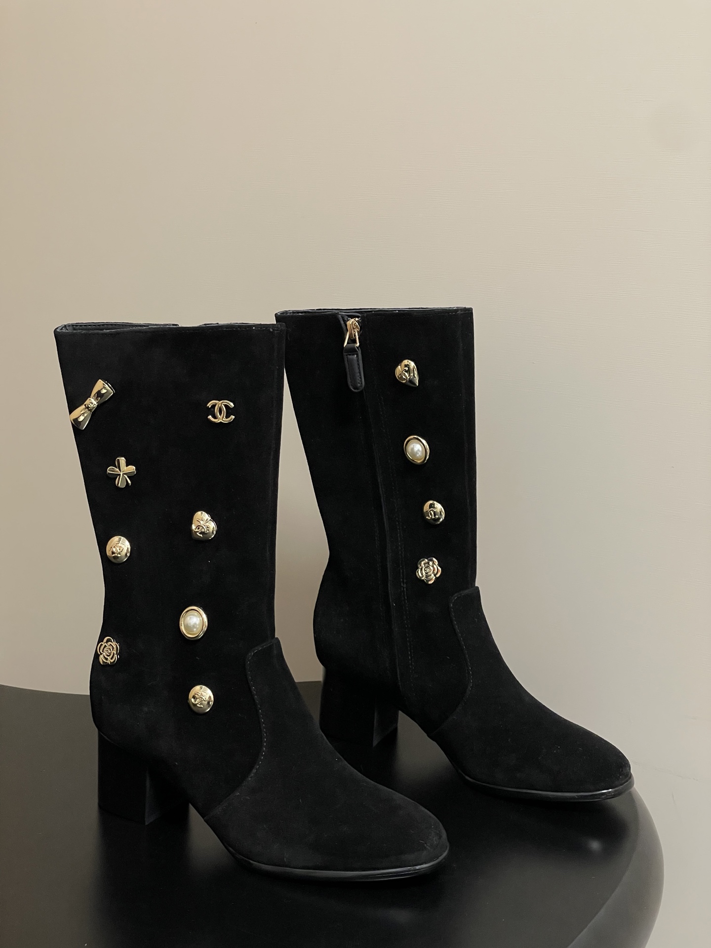 NO:562111,- The new autumn and winter Chanel Xiaoxiang 25K classic double C/camellia/pearl metal buckle high-heeled mid-calf boots. This pair of mid-calf boots adopts a classic silhouette to create a modern posture, making every step a double declaration of elegance and strength. The shoe body is matched with a variety of metal buckles as the visual core. The brilliance of the gold buckle and the coolness of the silver buckle have their own styles, colliding with the frosted leather texture to create a retro and modern level. The 5cm high heels hide the engineering ingenuity to lengthen the leg lines.  When walking, you have an upright aura without losing solid support. The lines of the boot shaft follow ergonomic tailoring, accurately fitting the curves of the legs and quietly modifying the proportions. Even the body shape with slightly thick calves can wear a slender outline. It is not only the inheritance of Chanel's century-old aesthetics, but also a concrete expression of the confident posture of contemporary women. - Let elegance without compromise, edge and ease in every step.   Upper sheepskin/customized suede, inner padding sheepskin, sole Italian genuine leather outsole, heel height 5.5cm, size 35-39 (40.41 custom made, non-returnable), boots, chanel, chanel, boots, sheepskin, chamois leather, Leather soles19860909- 秋冬新款Chanel 小香25K 经典双C/山茶花/珍珠金属扣高跟中筒靴 这双中筒靴以经典廓形定格摩登姿态,让每一步都成为优雅与力量的双重宣告.鞋身搭配多种金属扣是视觉核心,金扣的璀璨与银扣的清冷各成格调,与磨砂皮质感碰撞出复古又摩登的层次.5cm高跟暗藏工学巧思 拉长腿部线条 行走时既有挺拔气场又不失稳健支撑.靴筒线条遵循人体工学剪裁,精准贴合腿部曲线 悄然修饰比例.即便是小腿微粗的身形也能穿出纤细轮廓.既是对香奈儿百年美学的传承,也是当代女性自信姿态的具象表达.——让优雅无需妥协 锋芒自在步履间. 鞋面羊皮/定制麂皮 内里垫脚羊皮 鞋底意大利真皮大底 跟高5.5cm 码数35-39（40.41定做不退换）,靴子,chanel,chanel,boots,sheepskin,chamois leather,Leather soles,Women's Shoes