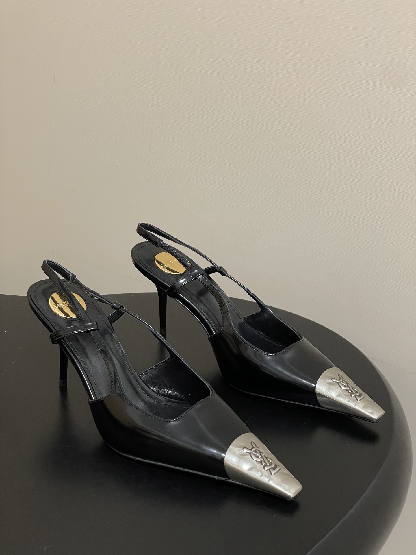 NO:562070,- Saint Laurent Yves Saint Laurent's latest catwalk style YSL silver-toed letter high heels, small square toe back sandals, catwalk style, expresses the beauty of torture incisively and vividly. My sister's beautiful flat shoes are also Saint Laurent in the world. Rose's same style flat shoes are very good at modifying the foot shape, luxury metal chain. In recent years, SLP has become more and more aware of women in high-heeled shoes and has moved towards a design impression. YSL beautiful high-heeled shoes, upper cowhide/silk, lining sheepskin, sole Italian leather outsole  Heel height 7cm, size 35-39 (40 customized, non-refundable), high-heeled sandals, loro piana, saint laurent, saint laurent, saint laurent, sandals, flats, high heels, cowhide, sheepskin, real silk, Leather   soles19860909- Saint Laurent 圣罗兰最新走秀款YSL银头字母高跟鞋小方头后空凉鞋 走秀款 把美丽刑锯表现的淋漓尽致 姐姐的美丽尤物平底鞋 又是人间圣罗兰 Rose同款的平底鞋很好修饰脚型,奢华金属链 这几年SLP是在高跟鞋越来越懂女人了朝摒奔了设计印象ysl绝美高跟鞋 鞋面牛皮/真丝 内里垫脚羊皮 鞋底意大利真皮大底 跟高7cm 码数35-39（40定做不退换),高跟鞋凉鞋,loro piana,saint laurent,saint laurent,saint laurent,sandals,flats,high heels,cowhide,sheepskin,real silk,Leather soles,Women's Shoes