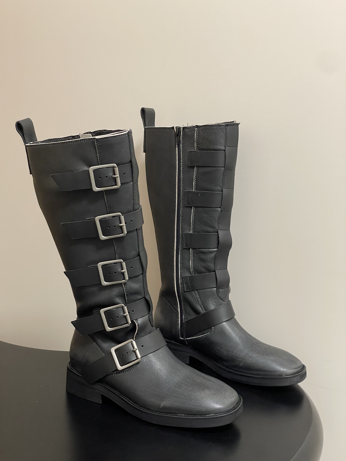 NO:562081,- MIISTA 25SS Autumn and Winter New Buckle Motorcycle Style Genuine Leather Boots Side Zipper Long Rider Boots High-quality Quality Once you get it, you will know how valuable it is!  Definitely beyond your imagination, this seemingly simple style is super versatile and looks great no matter what color it is paired with. The simple style is easy to wear and looks good no matter how you wear it. It exudes a handsome French street style. This pair of miista boots really looks good no matter how you match it. Every time I don’t know what shoes to wear after an outfit, you can’t go wrong with it. It looks good with skirts and pants. It is indeed the boot type recommended by many people. It will make your calves look super thin when worn. The upper is cowhide and the lining is sheepskin.  Sole Italian genuine leather outsole combined with rubber forefoot, size 35-39 (40 customized, non-returnable), boots, boots, skirts, cowhide, sheepskin, Leather soles19860909- MIISTA 25SS秋冬新款 搭扣机车风真皮长靴侧拉链长筒骑士靴 高品质的质量 拿到手你就知道它有多值！绝对超出你的想象,这种看似简单的款式超级百搭,无论搭配什么颜色衣服都非常棒,简单款不怕多好穿又好看 随搭都散发出帅气的法式街头风 这双miista靴子真是怎么搭怎么好看 每次搭完一身不知道穿什么鞋,选它都不会错 配裙子好看 配裤子也好看,不愧是好多人推荐过的靴型 穿上会显得小腿超细 鞋面牛皮 内里垫脚羊皮 鞋底意大利真皮大底组合橡胶前掌 码数35-39（40定做不退换）,靴子,boots,skirts,cowhide,sheepskin,Leather soles,Women's Shoes