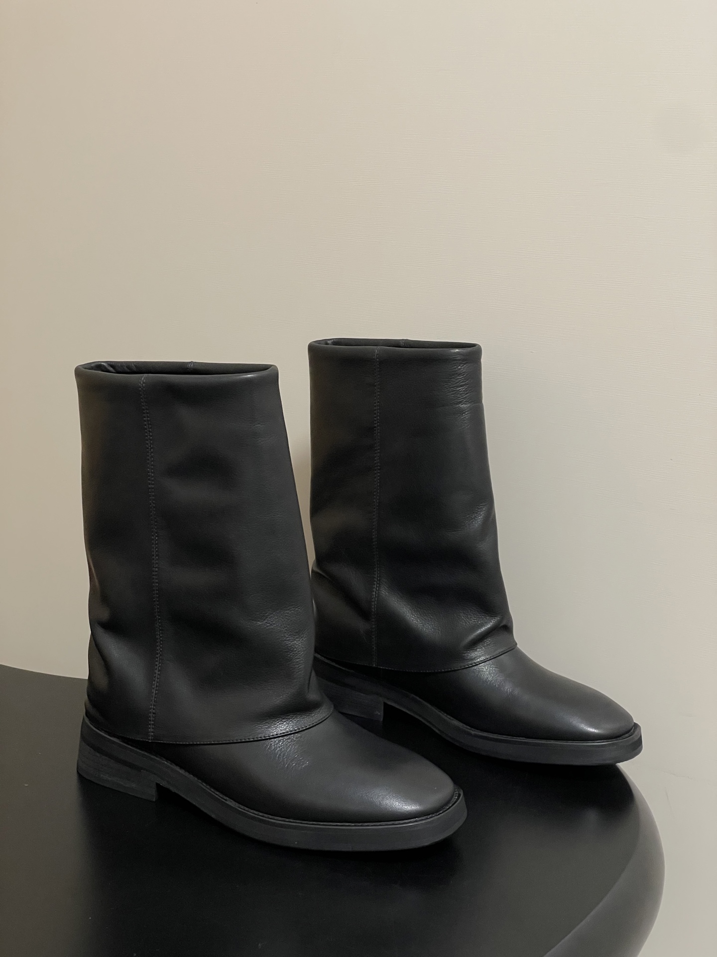 NO:562091,- MIISTA 25SS autumn and winter new style Ouyang Nana's same style short boots with wide boots and cuff boots. High quality. Once you get it, you will know how valuable it is!  Definitely beyond your imagination, this seemingly simple style is super versatile and looks great no matter what color it is paired with. The simple style is easy to wear and looks good no matter how you wear it. It exudes a handsome French street style. This pair of miista boots really looks good no matter how you match it. Every time I don’t know what shoes to wear after an outfit, you can’t go wrong with it. It looks good with skirts and pants. It is indeed the boot type recommended by many people. It will make your calves look super thin when worn. The upper is cowhide and the lining is sheepskin.  Sole Italian genuine leather outsole combined with rubber forefoot, size 35-39 (40 customized, non-returnable), boots, boots, skirts, cowhide, sheepskin, Leather soles19860909- MIISTA 25SS秋冬新款欧阳娜娜同款短靴堆感宽筒靴翻口靴子 高品质的质量 拿到手你就知道它有多值！绝对超出你的想象,这种看似简单的款式超级百搭,无论搭配什么颜色衣服都非常棒,简单款不怕多好穿又好看 随搭都散发出帅气的法式街头风 这双miista靴子真是怎么搭怎么好看 每次搭完一身不知道穿什么鞋,选它都不会错 配裙子好看 配裤子也好看,不愧是好多人推荐过的靴型 穿上会显得小腿超细 鞋面牛皮 内里垫脚羊皮 鞋底意大利真皮大底组合橡胶前掌 码数35-39（40定做不退换）,靴子,boots,skirts,cowhide,sheepskin,Leather soles,Women's Shoes