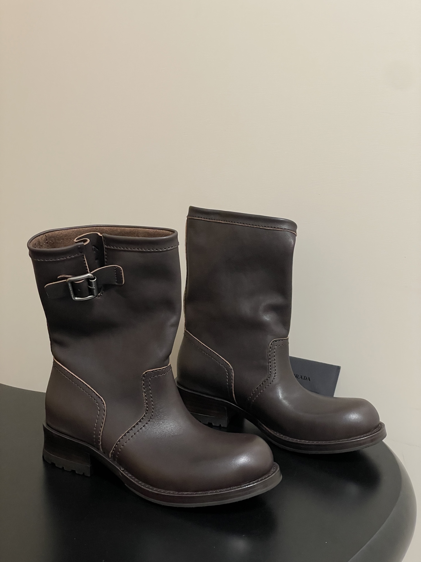 NO:562499,-Top quality 25Fw autumn and winter new Prada Prada's latest popular pile boots retro western cowboy boots one-leg wide boots belt buckle thick-soled short boots The classic belt buckle design is like a key to time!  Opening the door to the blend of retro and modern. The luster of the metal buckle and the texture of the leather complement each other. Every texture and every buckle tells the P family's persistent pursuit of exquisite craftsmanship. The silhouette of the boots cleverly combines the elegance of the past with the personality of the present. The aged-effect leather, with traces of time, seems to be telling a fashion story, while the simple and neat lines give it a modern and neat posture, making every step exude unique charm.  Whether paired with a retro-style dress or straightforward jeans, it can be the finishing touch, allowing you to interpret your own unique style on the fashion stage and become the center of attention!  Upper water-dyed calfskin, lining calfskin, heel height 4cm, sole leather welt/leather combination rubber outsole, size 35-39 (40 custom made, non-refundable), boots, prada, prada, boots, skirts, jeans, cowhide19860909-顶级品质 25Fw秋冬新款Prada 普拉达最新爆款堆堆靴复古西部牛仔靴一脚蹬宽筒靴皮带扣厚底短靴 经典的皮带扣设计如同一把时光钥匙！打开复古与摩登交融的大门.金属扣的光泽与皮革的质感相互映衬,每一道纹理、每一次扣合.都诉说着P家对精湛工艺的执着追求. 靴子的轮廓 巧妙融合了往昔的优雅与当下的个性.做旧效果的皮革 带着岁月的痕迹 仿佛在讲述着时尚的故事 而简洁利落的线条则赋予其现代感的利落身姿让每一步都散发着独特的魅力. 无论是搭配复古风的连衣裙,还是率性的牛仔裤 都能成为点睛之笔,让你在时尚的舞台上 演绎属于自己的独特风格,成为众人瞩目的焦点！ 鞋面水染小牛皮 内里垫脚牛皮 跟高4cm 鞋底真皮沿条/真皮组合橡胶大底 码数35-39（40定做不退换）,靴子,prada,prada,boots,skirts,jeans,cowhide,Women's Shoes