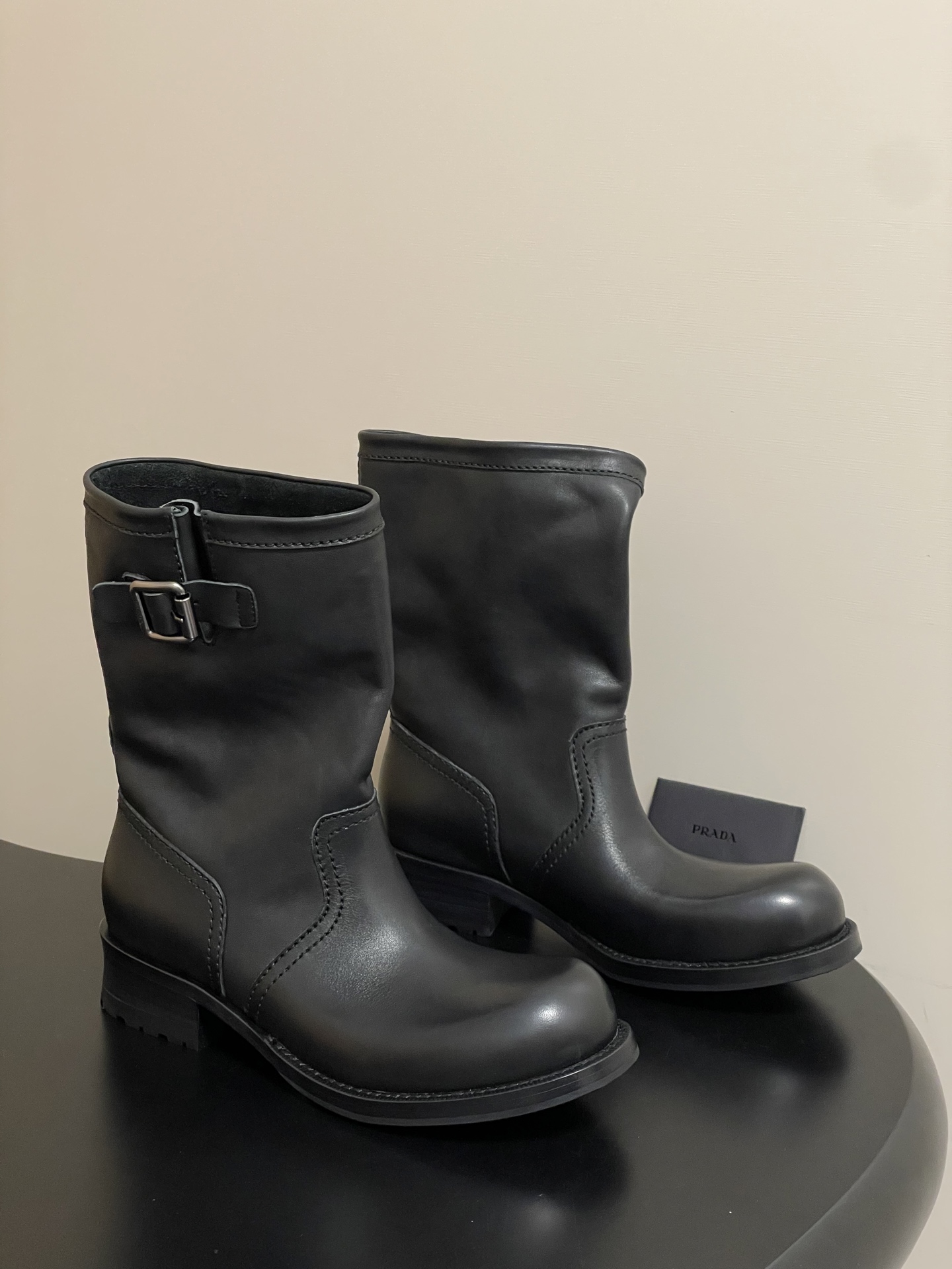 NO:562500,-Top quality 25Fw autumn and winter new Prada Prada's latest popular pile boots retro western cowboy boots one-leg wide boots belt buckle thick-soled short boots The classic belt buckle design is like a key to time!  Opening the door to the blend of retro and modern. The luster of the metal buckle and the texture of the leather complement each other. Every texture and every buckle tells the P family's persistent pursuit of exquisite craftsmanship. The silhouette of the boots cleverly combines the elegance of the past with the personality of the present. The aged-effect leather, with traces of time, seems to be telling a fashion story, while the simple and neat lines give it a modern and neat posture, making every step exude unique charm.  Whether paired with a retro-style dress or straightforward jeans, it can be the finishing touch, allowing you to interpret your own unique style on the fashion stage and become the center of attention!  Upper water-dyed calfskin, lining calfskin, heel height 4cm, sole leather welt/leather combination rubber outsole, size 35-39 (40.41.42 custom-made, non-refundable), boots, prada, prada, boots, skirts, jeans, cowhide19860909-顶级品质 25Fw秋冬新款Prada 普拉达最新爆款堆堆靴复古西部牛仔靴一脚蹬宽筒靴皮带扣厚底短靴 经典的皮带扣设计如同一把时光钥匙！打开复古与摩登交融的大门.金属扣的光泽与皮革的质感相互映衬,每一道纹理、每一次扣合.都诉说着P家对精湛工艺的执着追求. 靴子的轮廓 巧妙融合了往昔的优雅与当下的个性.做旧效果的皮革 带着岁月的痕迹 仿佛在讲述着时尚的故事 而简洁利落的线条则赋予其现代感的利落身姿让每一步都散发着独特的魅力. 无论是搭配复古风的连衣裙,还是率性的牛仔裤 都能成为点睛之笔,让你在时尚的舞台上 演绎属于自己的独特风格,成为众人瞩目的焦点！ 鞋面水染小牛皮 内里垫脚牛皮 跟高4cm 鞋底真皮沿条/真皮组合橡胶大底 码数35-39（40.41.42定做不退换）,靴子,prada,prada,boots,skirts,jeans,cowhide,Women's Shoes