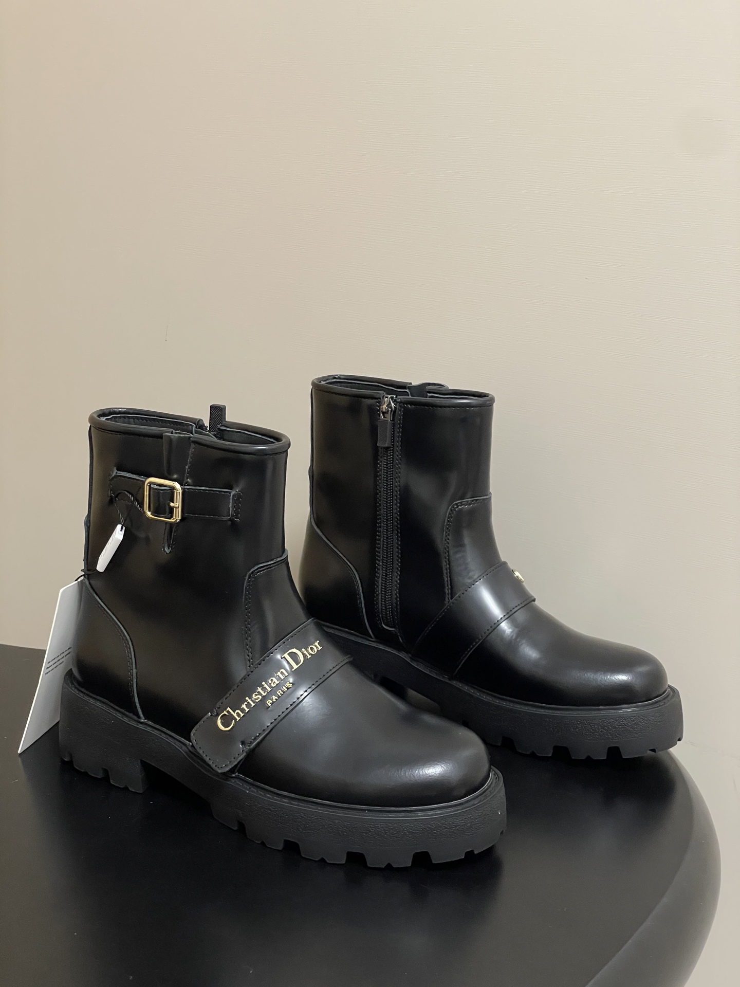 NO:562046,- 25ss early autumn new Dior D-Quest ankle boots CD letter metal buckle side zipper thick-soled short boots buckle motorcycle style short boots This D-Quest ankle boot is a new interpretation of the classic motorcycle style boots, highlighting Dior's classic logo of haute couture style. It is carefully made of black cow leather, and the decorative ribbon is embellished with a gold-finished metal Christian Dior Paris logo to enhance the style. The thick notch rubber sole is more casual and elegant. The upper is made of beaded cowhide  Sheepskin lining, molded EVA rubber outsole, size 35-39 (40.41 custom made, non-returnable), boots, dior, dior, boots, cowhide, sheepskin19860909- 25ss早秋新款Dior 迪奥D-Quest 及踝靴CD字母金属扣侧拉链厚底短靴搭扣机车风短靴 这款 D-Quest 及踝靴全新演绎经典机车风格靴子,彰显Dior 的高订风格经典标识.采用黑色牛皮革精心制作,装饰性饰带点缀以金色饰面金属 Christian Dior Paris标志提升格调.厚实的凹口橡胶鞋底更显休闲优雅. 鞋面开边珠牛皮 内里垫脚羊皮 鞋底开模EVA橡胶大底 码数35-39（40.41定做不退换）,靴子,dior,dior,boots,cowhide,sheepskin,Women's Shoes