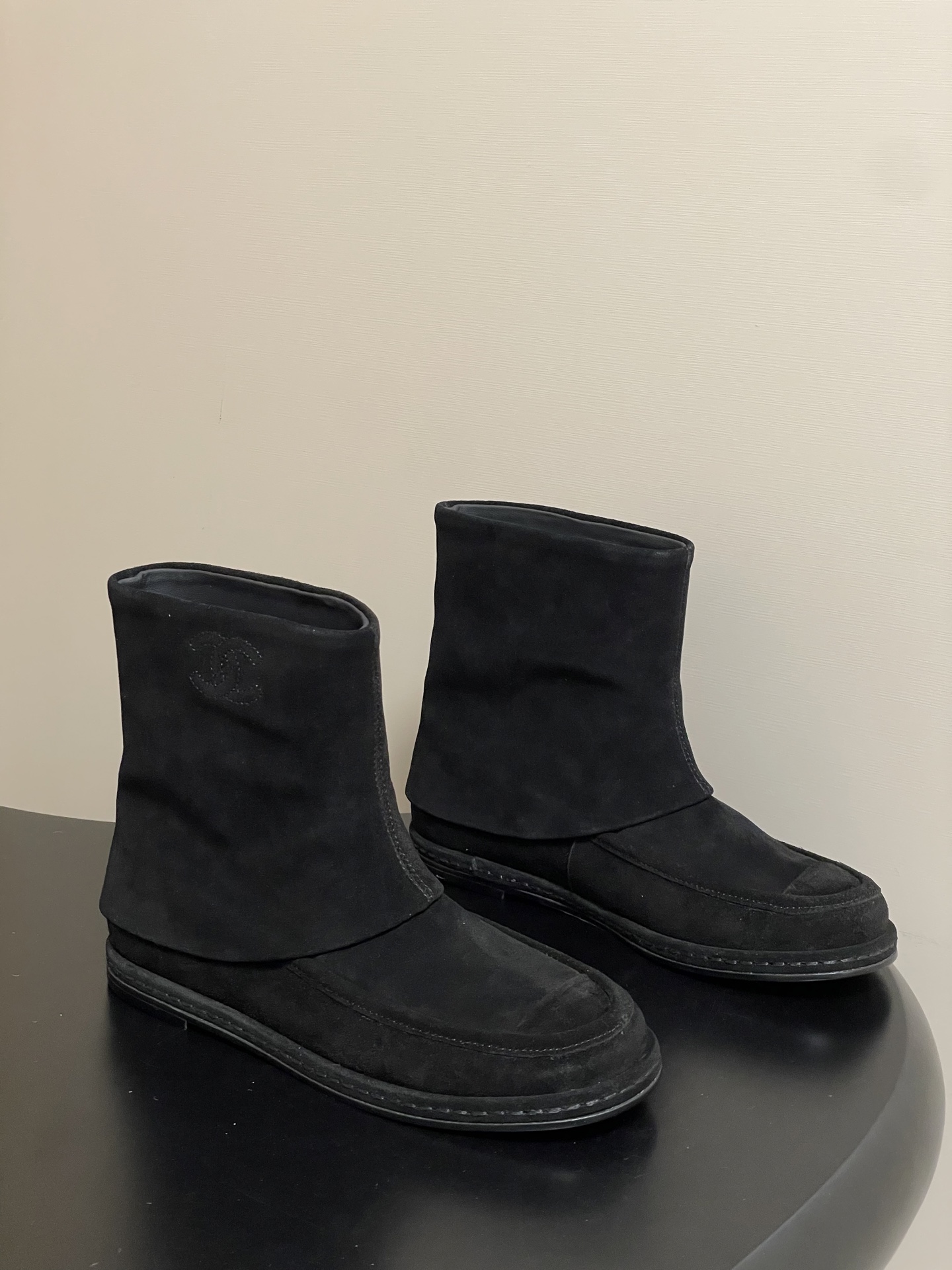 NO:562076,- Autumn and winter new model Chanel Xiaoxiang 25C, beautiful suede boots, wide-leg short boots and short boots. Xiaoxiang's boots are really beautiful. They are a flat women's boot that instantly makes you feel like you are wearing it. They are very good in real life. They are soft and easy to wear. They are beautiful, comfortable and easy to walk without wearing your feet. It is a boot that does not clash with the style. The color is suitable for this autumn and winter. Petite babies can choose one size larger. They can quietly add an inner to increase their height and make their legs longer in seconds. The upper is made of cow suede.  Sheepskin lining, Italian genuine leather outsole, size 35-39 (40.41 custom-made, non-returnable), snow boots, chanel, boots, sheepskin, chamois leather, Leather soles19860909- 秋冬新款 Chanel小香25C 绝美麂皮靴宽筒短靴裤管矮靴 小香这个靴子 真的美爆 一眼就种草的一款平底女靴 实物相当赞 软乎乎的超好穿 绝美 舒适好走不磨脚 不会撞款的一款靴子 颜色敲适合这个秋冬 个子娇小的宝宝们可以选大一码 悄悄放个内增高 秒变大长腿 鞋面牛反绒 内里垫脚羊皮 鞋底意大利真皮大底 码数35-39（40.41定做不退换）,雪地靴,chanel,boots,sheepskin,chamois leather,Leather soles,Women's Shoes