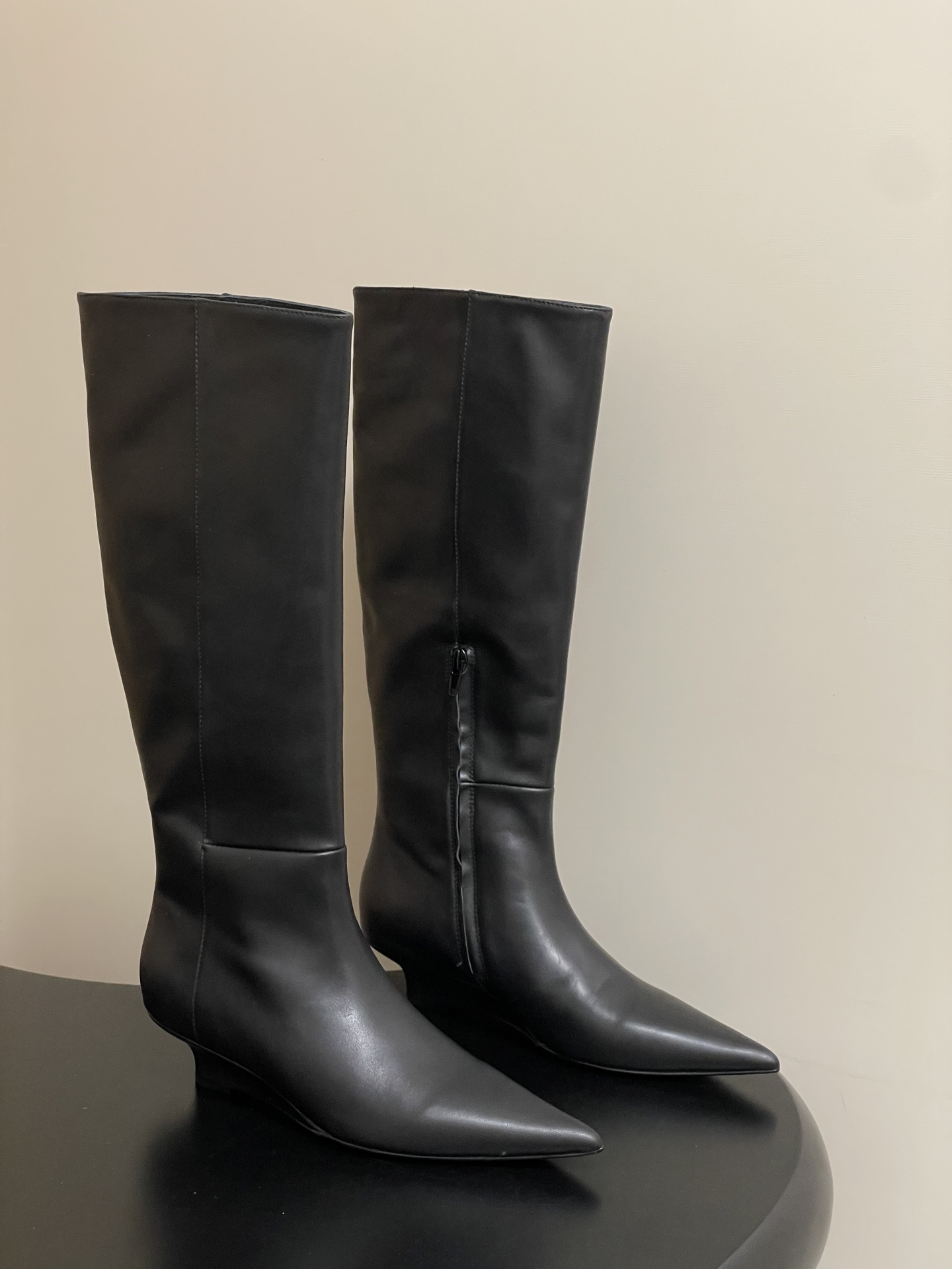 NO:562099,- TOTEME 25ss early autumn new retro wedge heel pointed toe side zipper long boots knight boots. Fashionable minimal pointed toe with a raised design inside the wedge heel. They are chic and versatile and have a very stable foot feel. The shoe shape is slender and fashionable, and the slight sense of accumulation makes the legs slimmer. The goddess's versatile stovepipe boots, you can easily wear fashionable long legs!  And you don’t have to think too much about matching. Dresses and short skirts are very beautiful. The upper is calfskin/fine sheepskin, the lining is sheepskin, the sole is Italian leather outsole, the heel height is 4.5cm, the size is 35-39 (40.41 is customized and non-returnable), boots, boots, skirts, cowhide, sheepskin, sheep, Leather soles19860909- TOTEME 25ss早秋新款复古坡跟尖头侧拉链长靴骑士靴 时髦极小尖头搭配坡跟内增高的设计 潇洒百搭而且脚感很稳.鞋型纤细又时髦,微微的堆积感超显腿细 女神的百搭瘦腿靴,轻松穿出时尚大长腿！ 而且在搭配上不用多做思考 连衣裙和小短裙都非常好看. 鞋面小牛皮/细腻羊京 内里垫脚羊皮 鞋底意大利真皮大底 跟高4.5cm 码数35-39（40.41定做不退换）,靴子,boots,skirts,cowhide,sheepskin,sheep,Leather soles,Women's Shoes